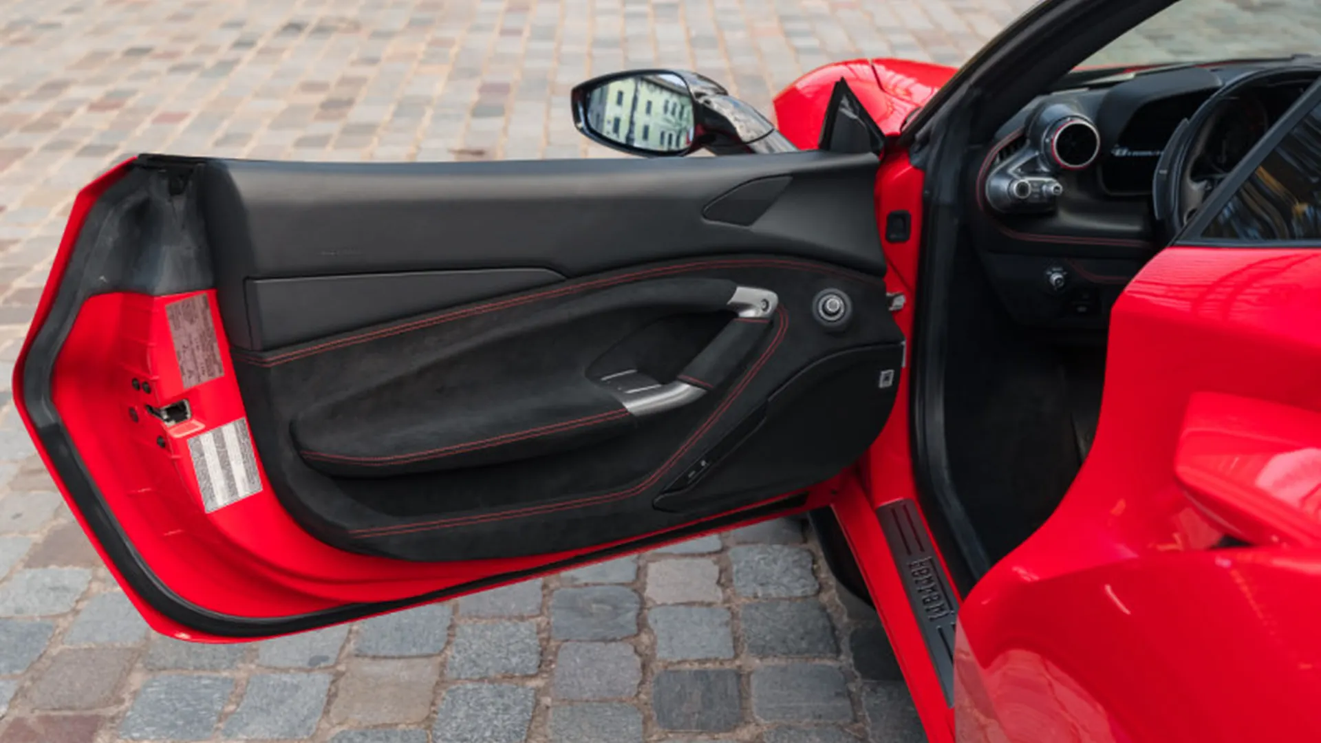 Ferrari F8 — photo 12