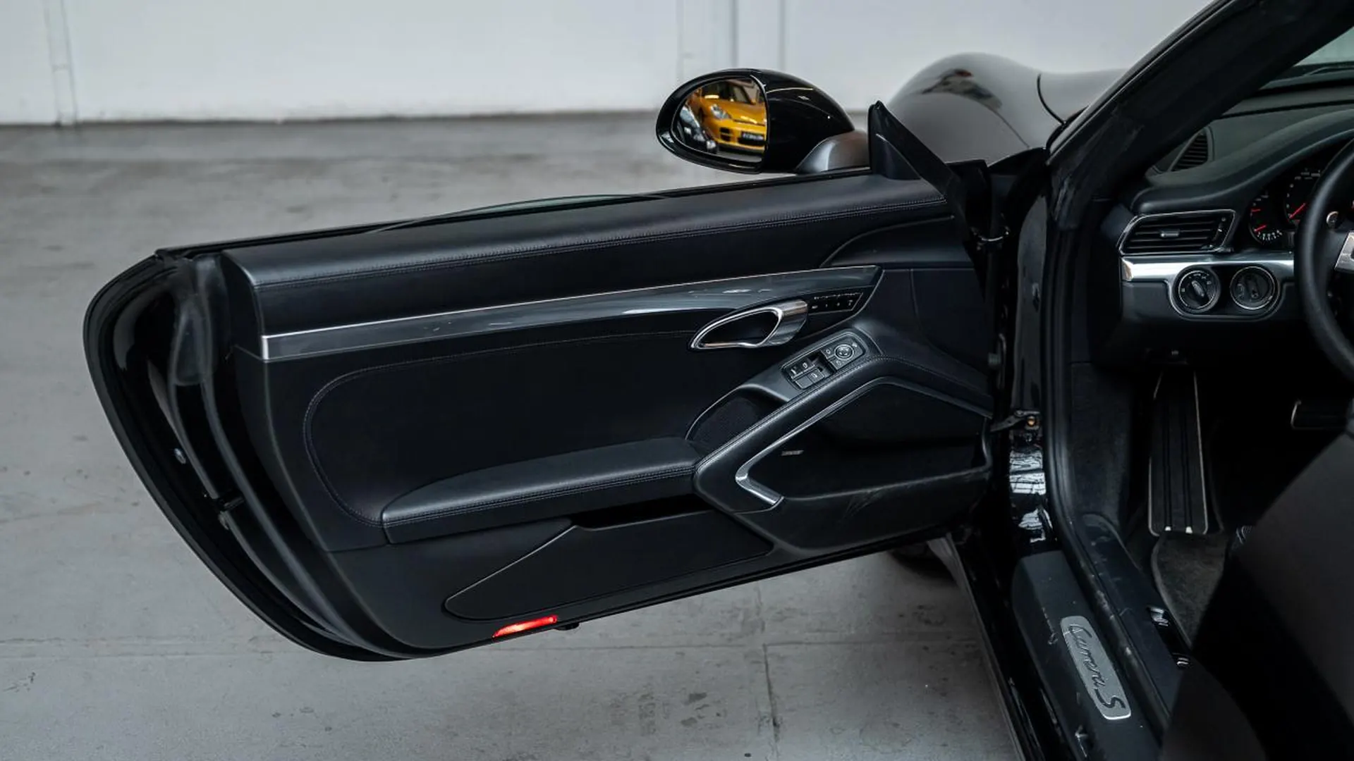 Porsche 911 — photo 26