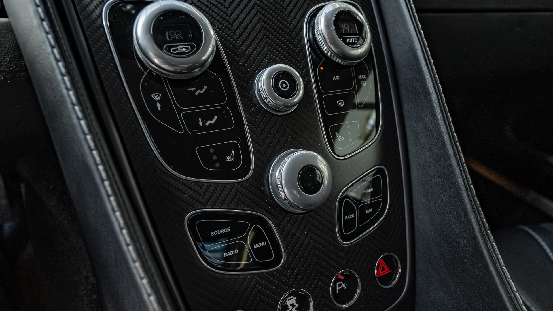 Aston Martin Vanquish — photo 21