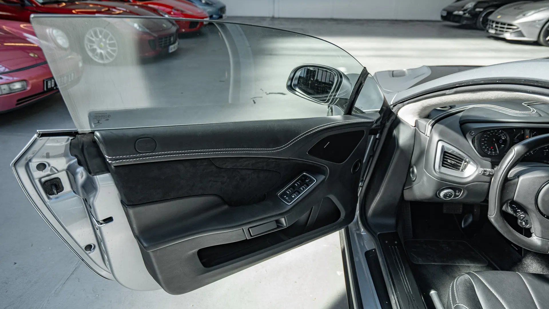 Aston Martin Vanquish — photo 28