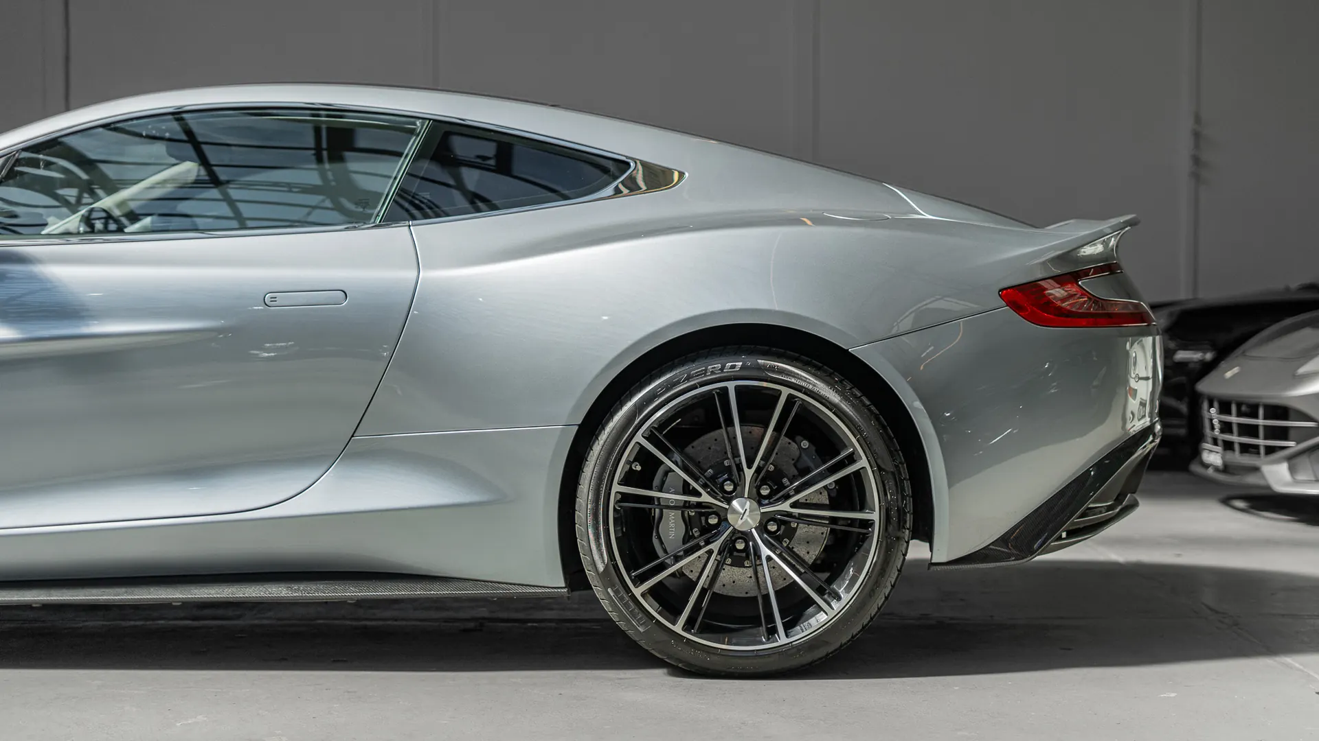 Aston Martin Vanquish — photo 7