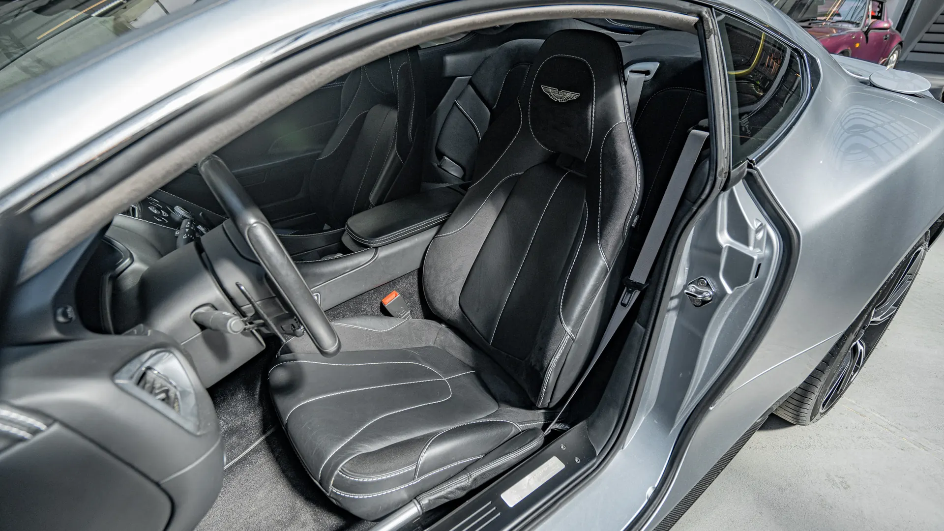 Aston Martin Vanquish — photo 10