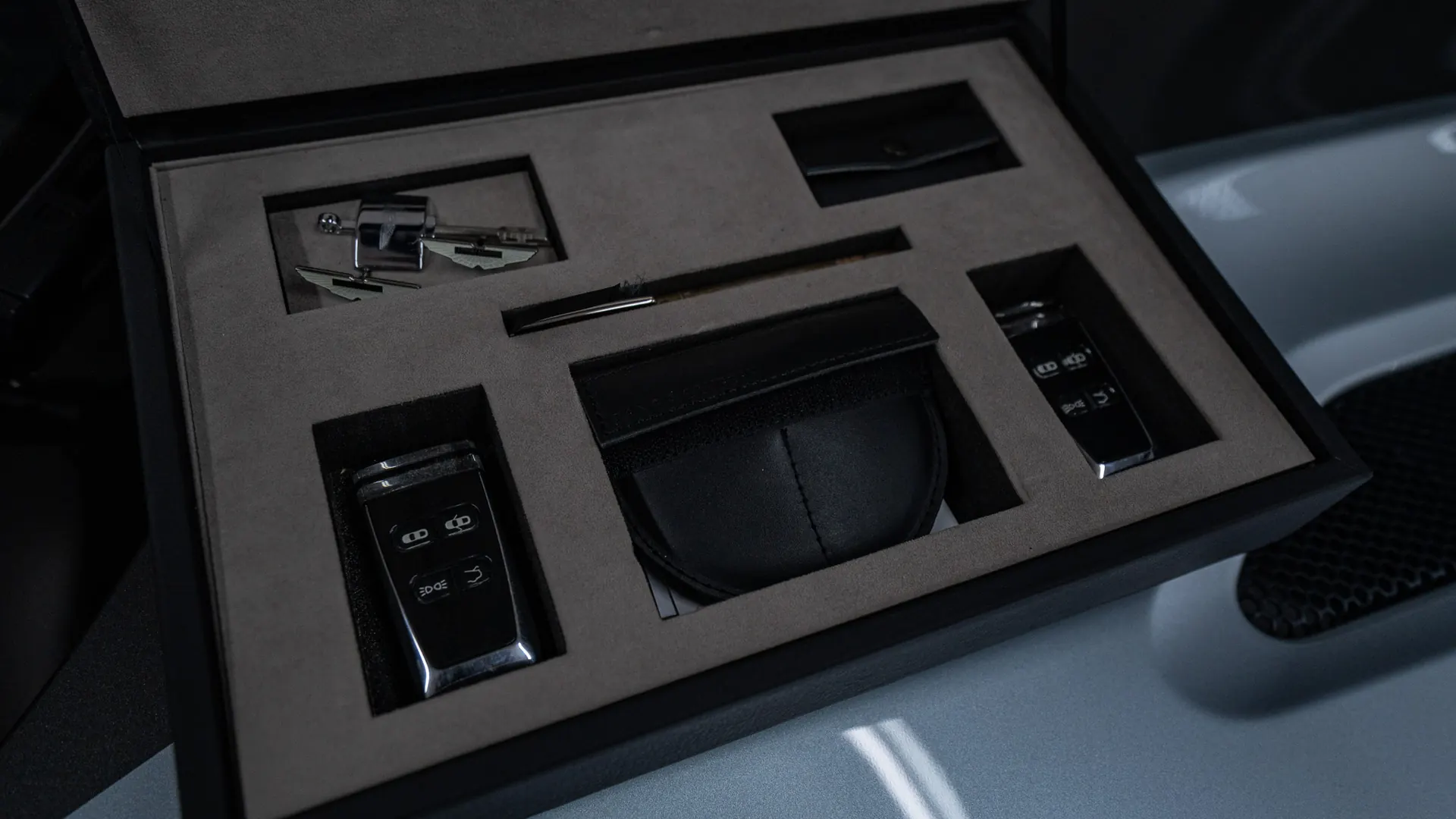 Aston Martin Vanquish — photo 50