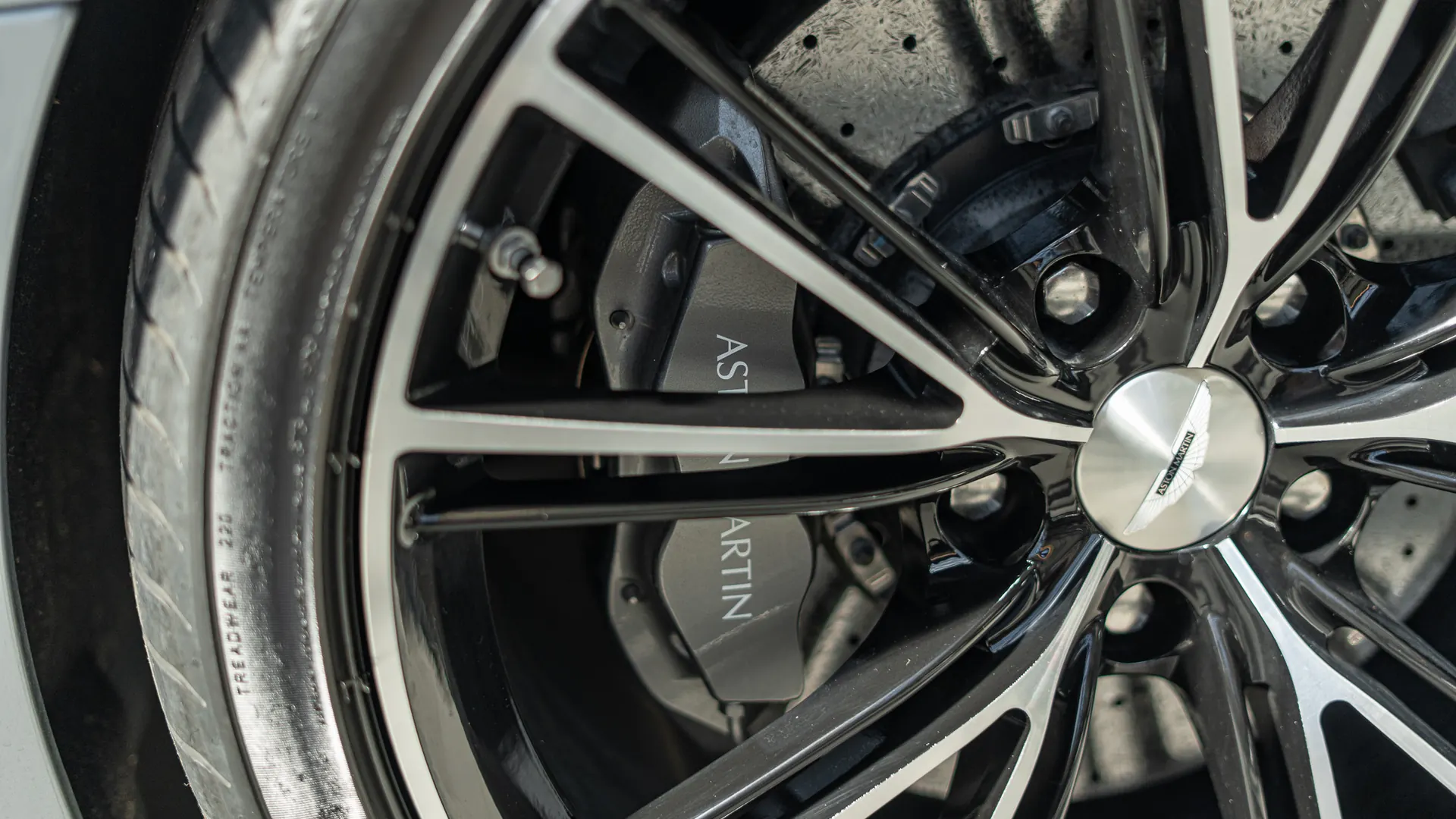 Aston Martin Vanquish — photo 41