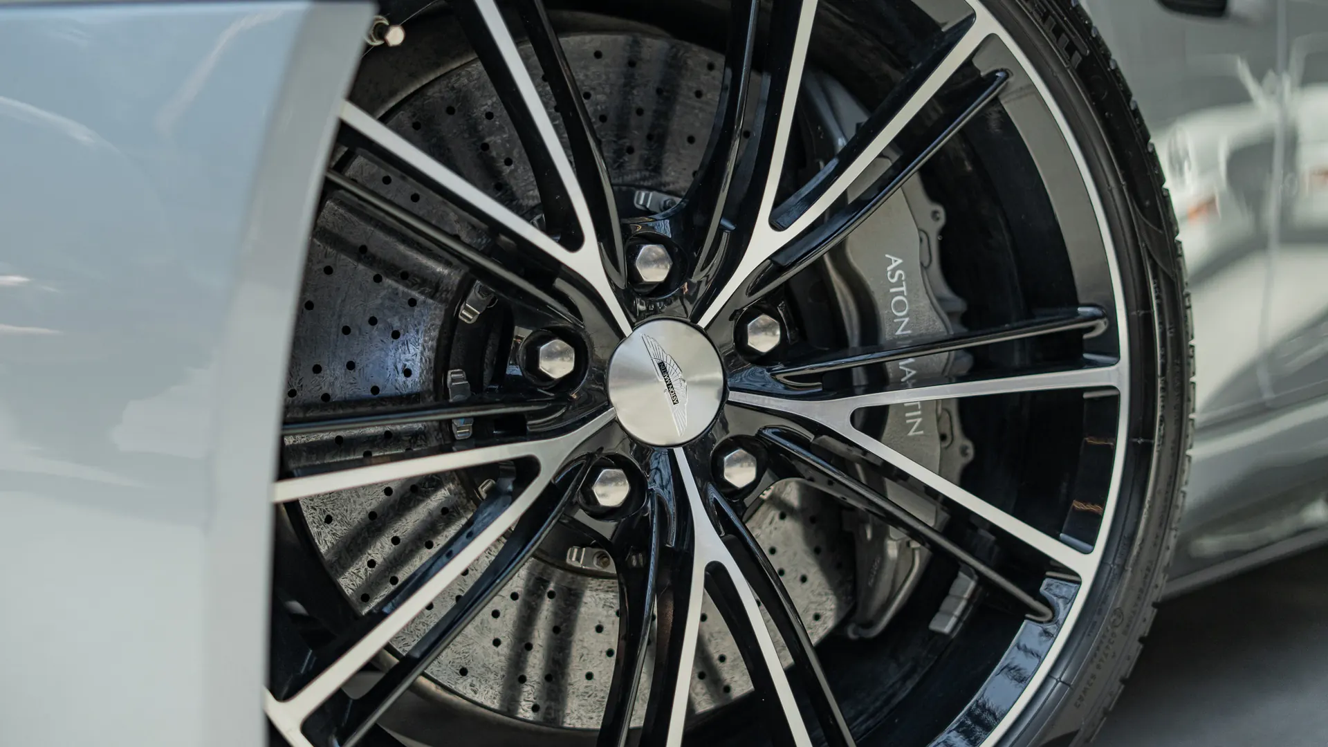 Aston Martin Vanquish — photo 39