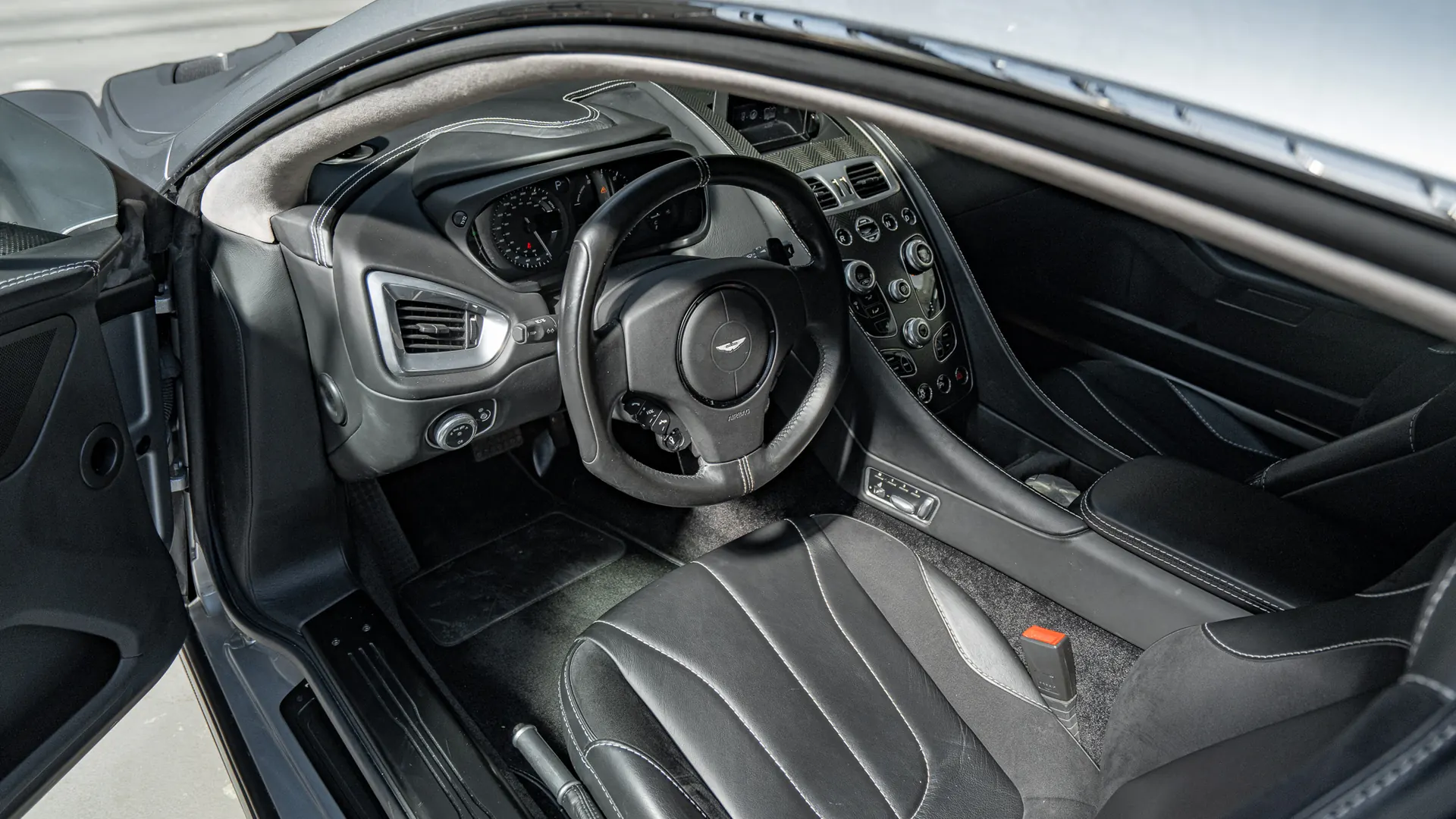 Aston Martin Vanquish — photo 8