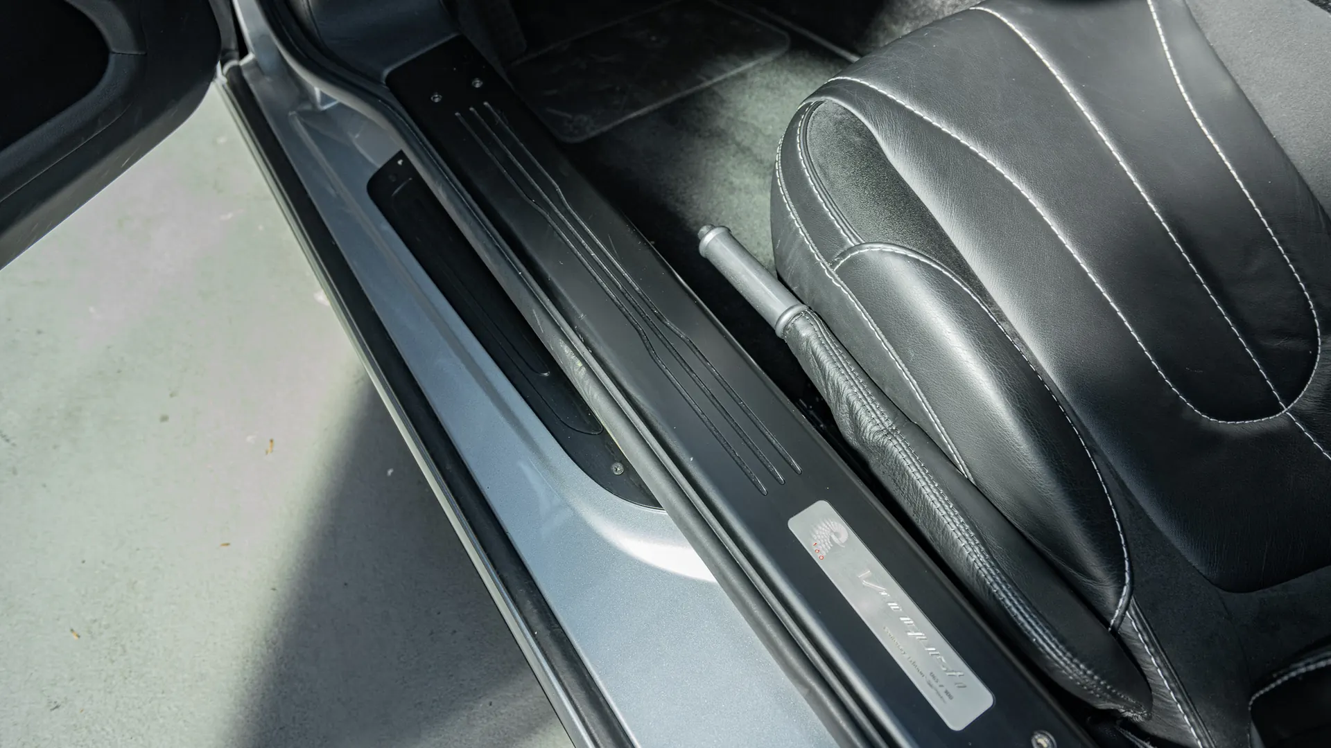 Aston Martin Vanquish — photo 31