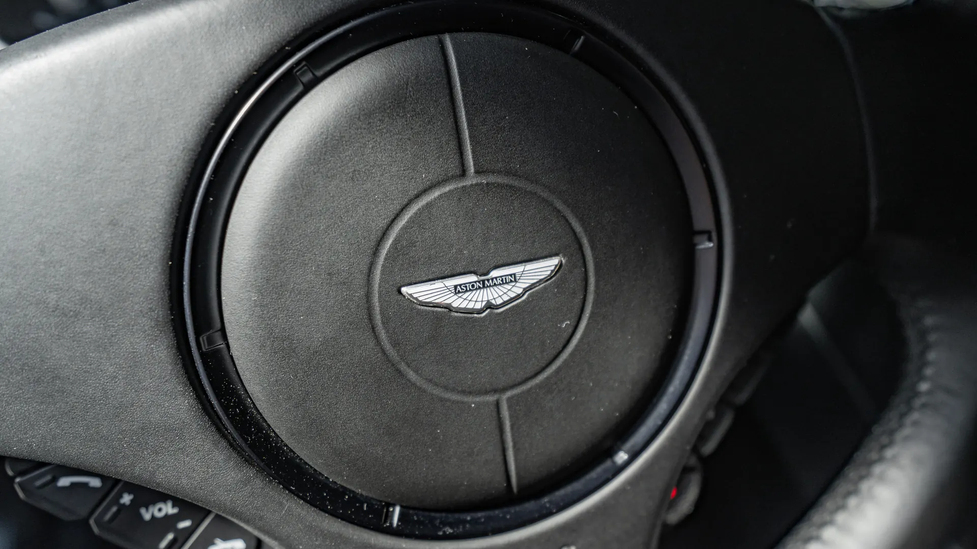 Aston Martin Vanquish — photo 15