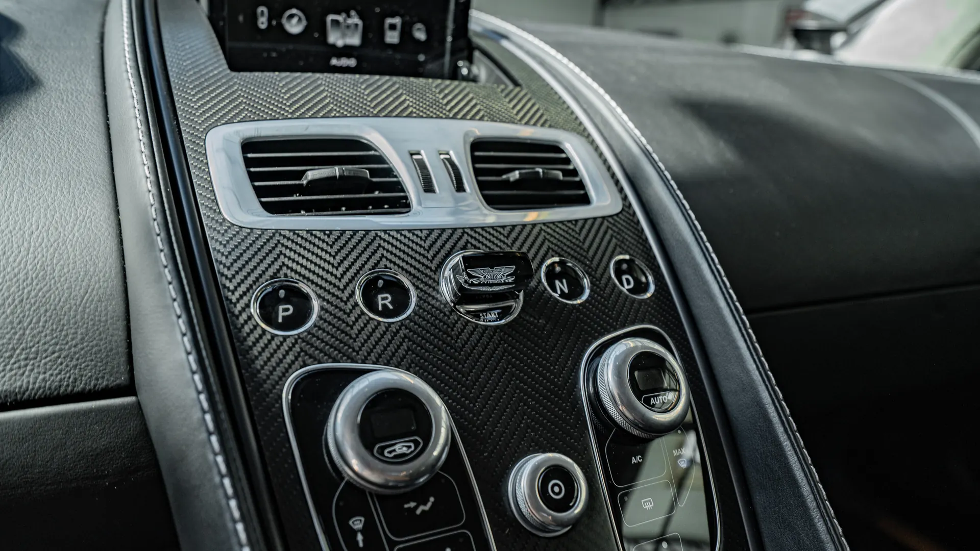 Aston Martin Vanquish — photo 19