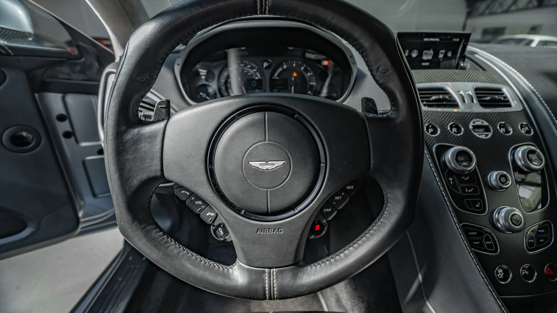 Aston Martin Vanquish — photo 12