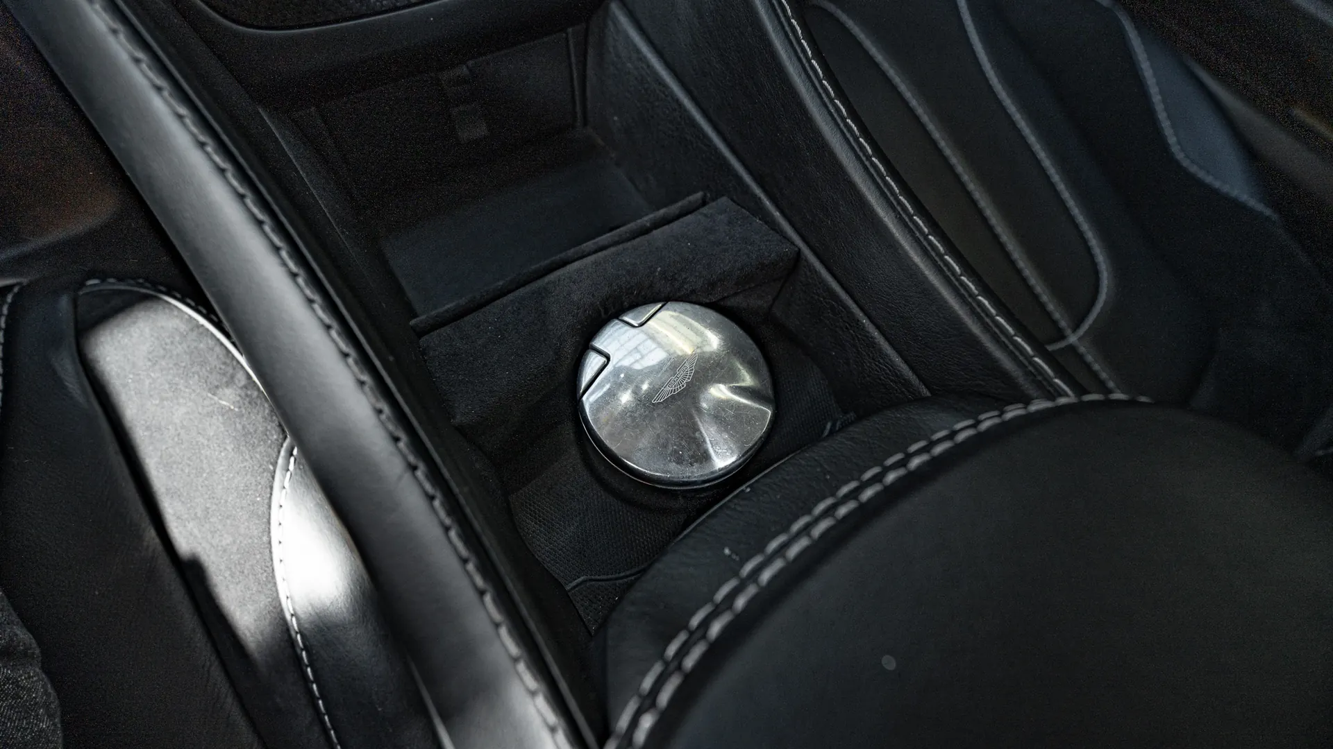 Aston Martin Vanquish — photo 23