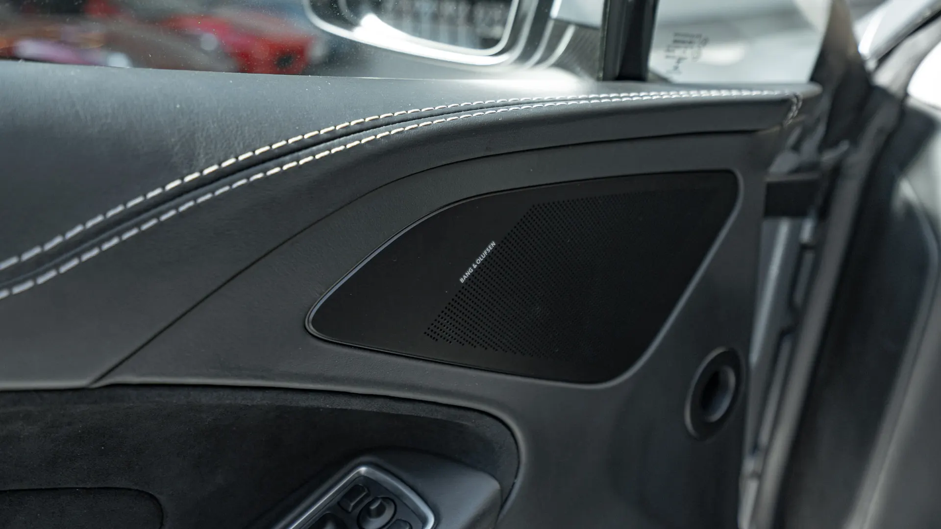 Aston Martin Vanquish — photo 30