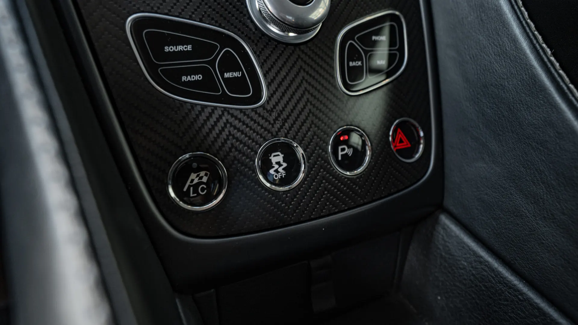 Aston Martin Vanquish — photo 22
