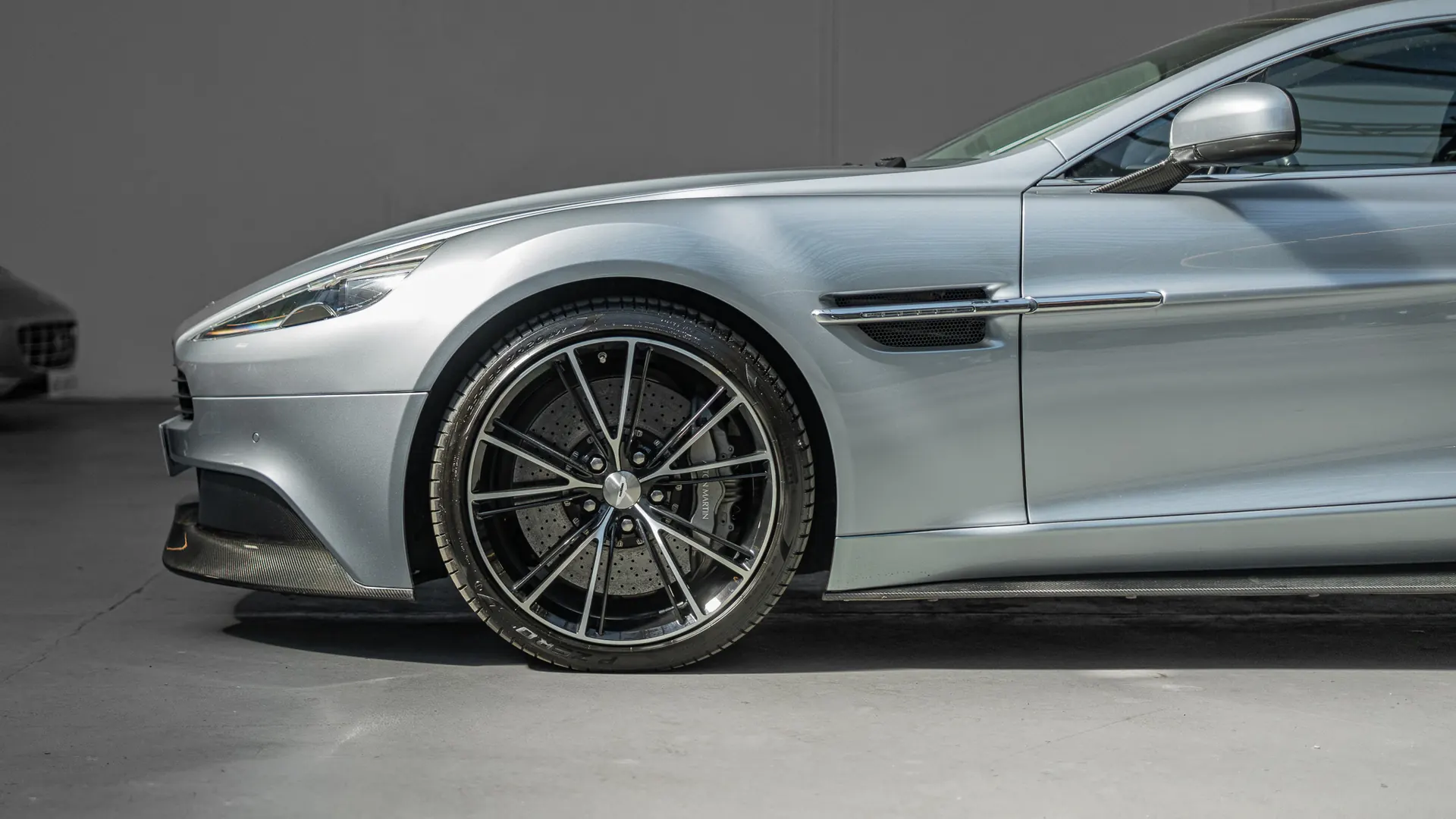 Aston Martin Vanquish — photo 6