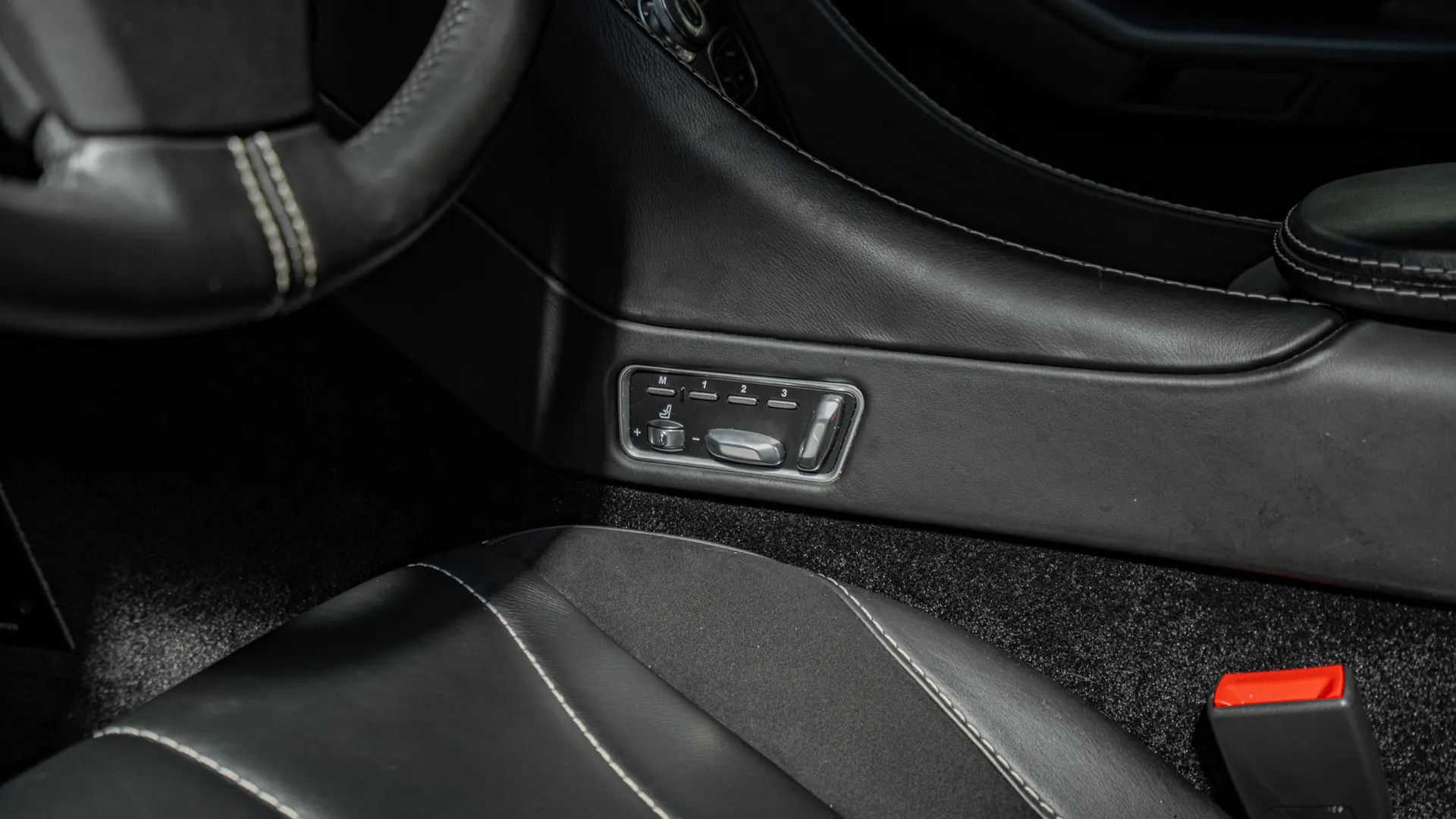 Aston Martin Vanquish — photo 24