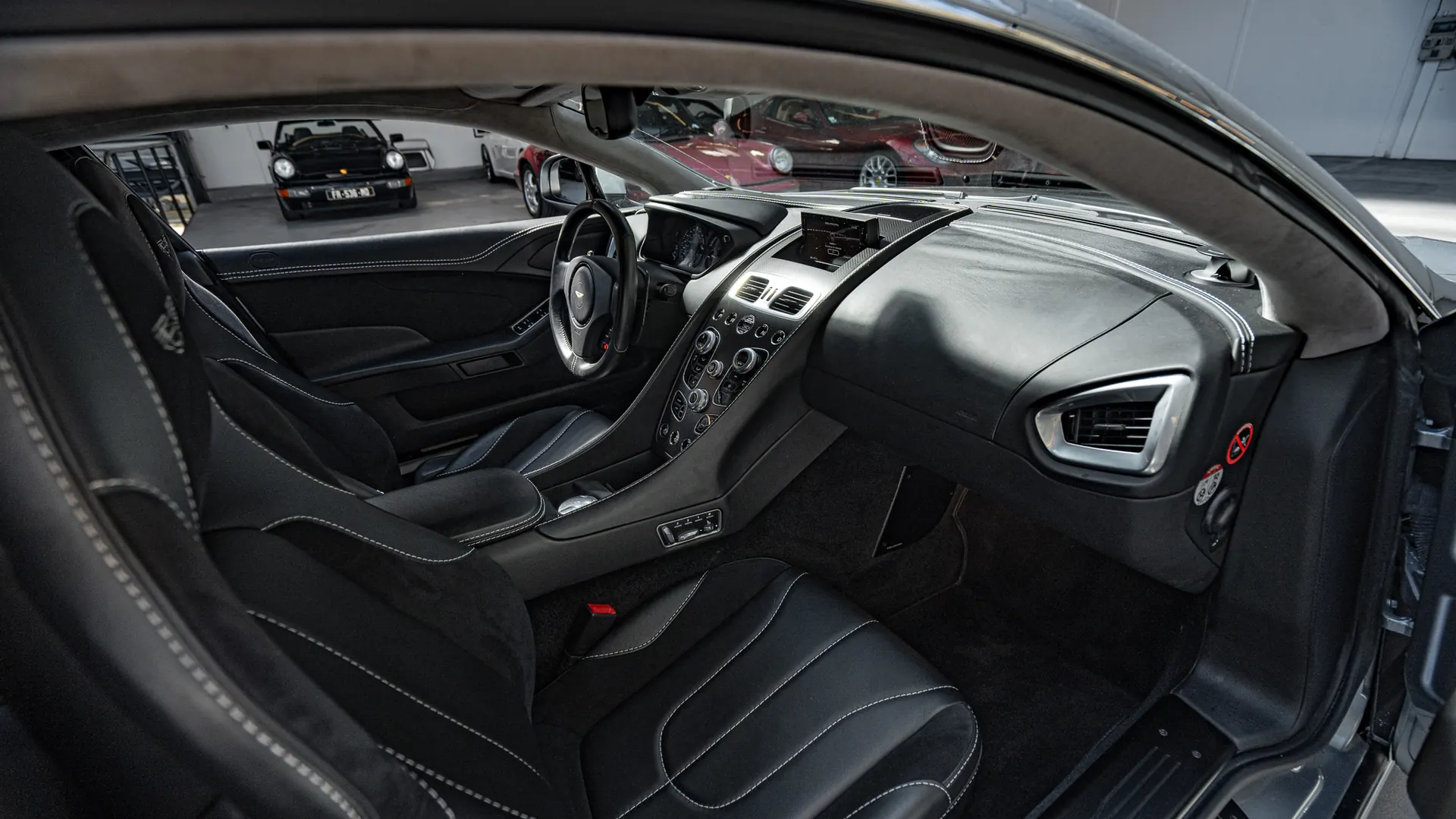 Aston Martin Vanquish — photo 25