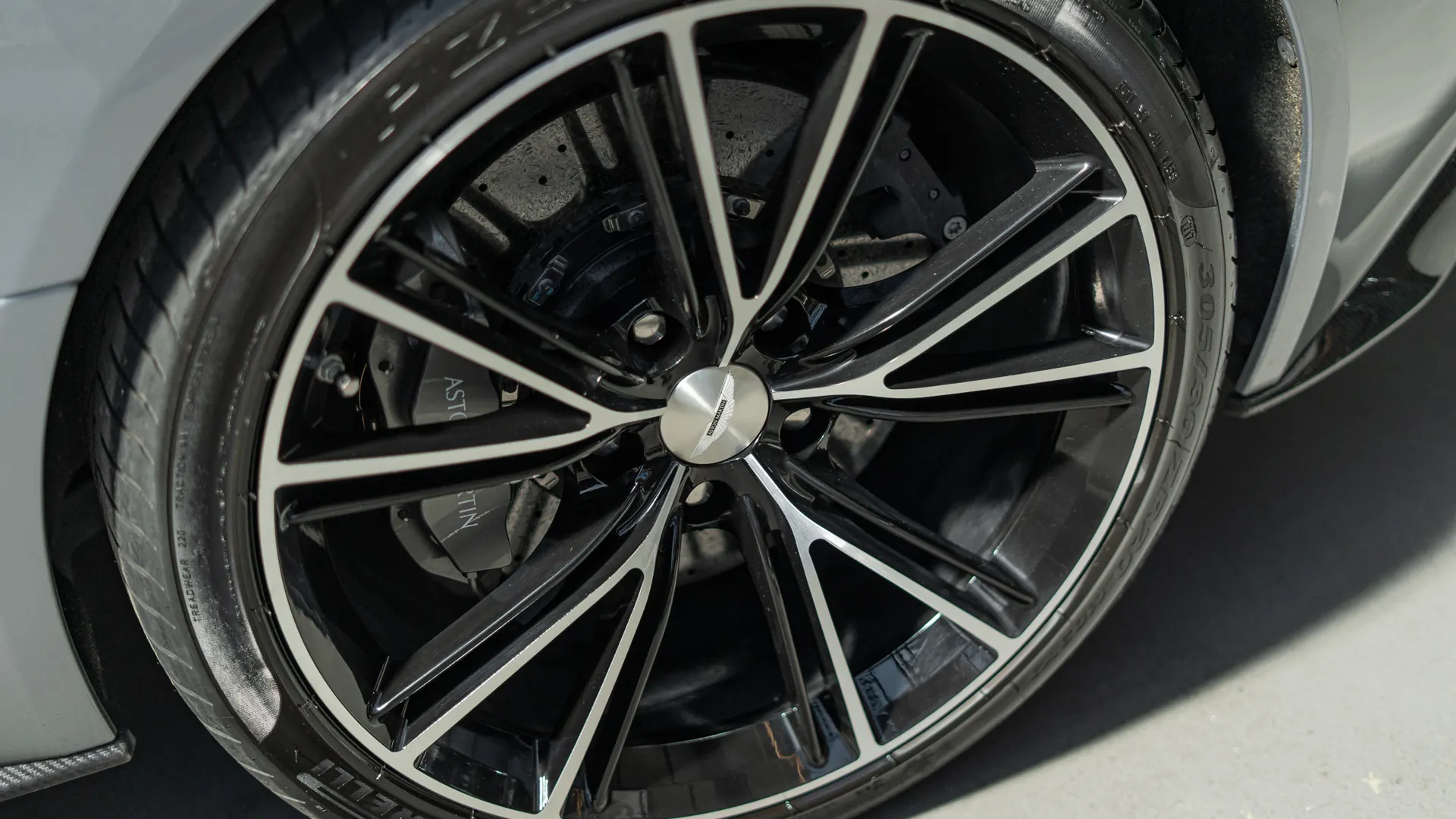 Aston Martin Vanquish — photo 38