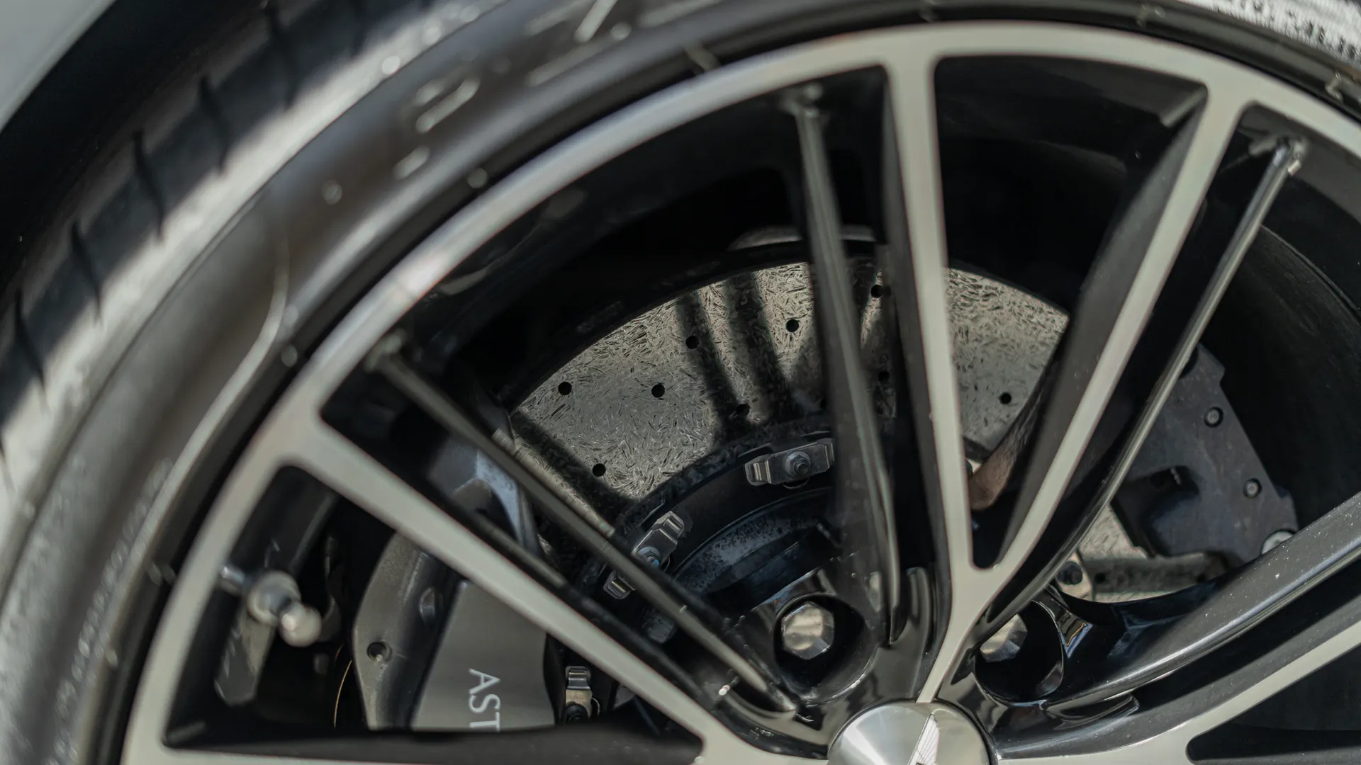 Aston Martin Vanquish — photo 40