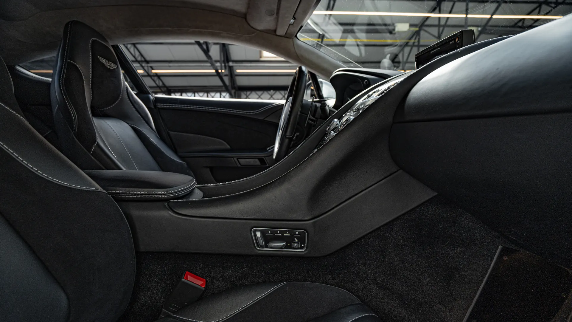 Aston Martin Vanquish — photo 26