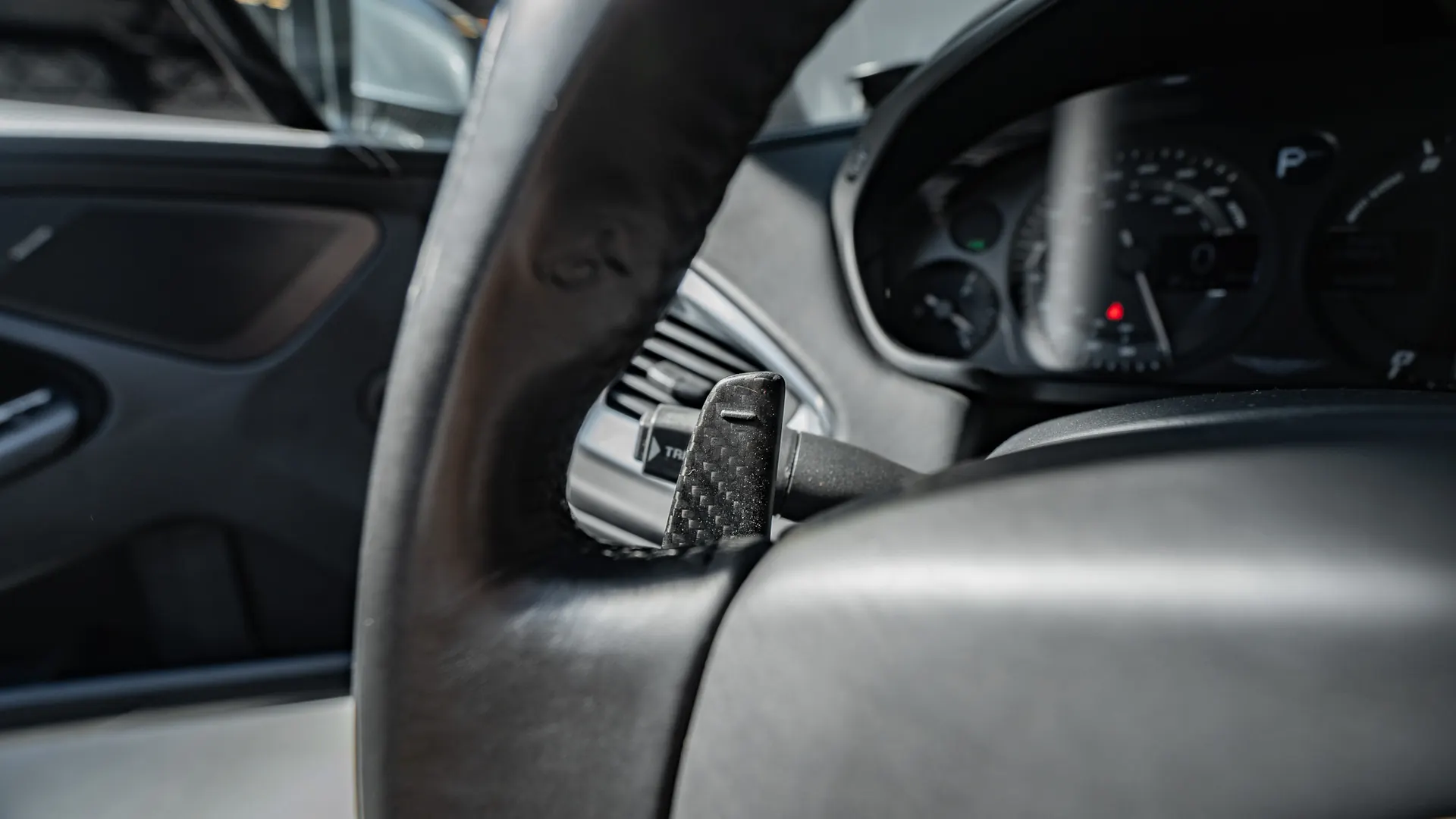Aston Martin Vanquish — photo 13