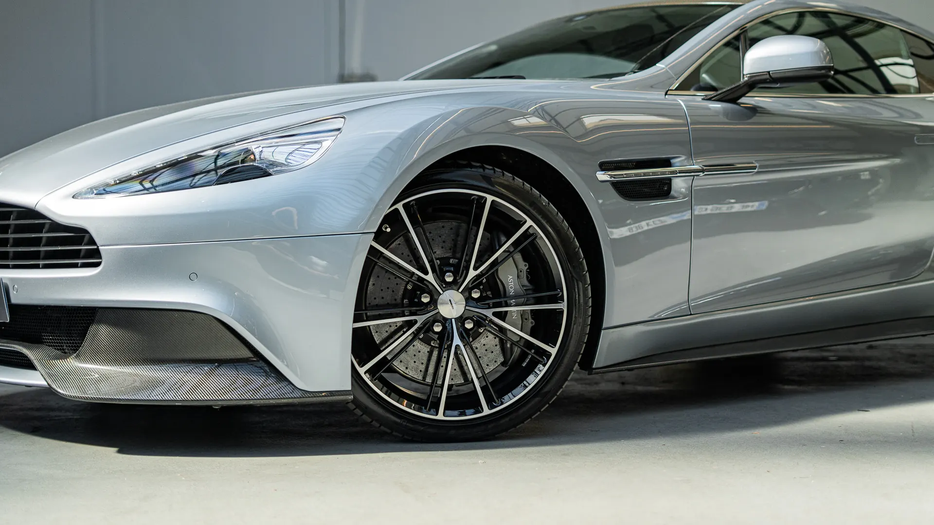 Aston Martin Vanquish — photo 37