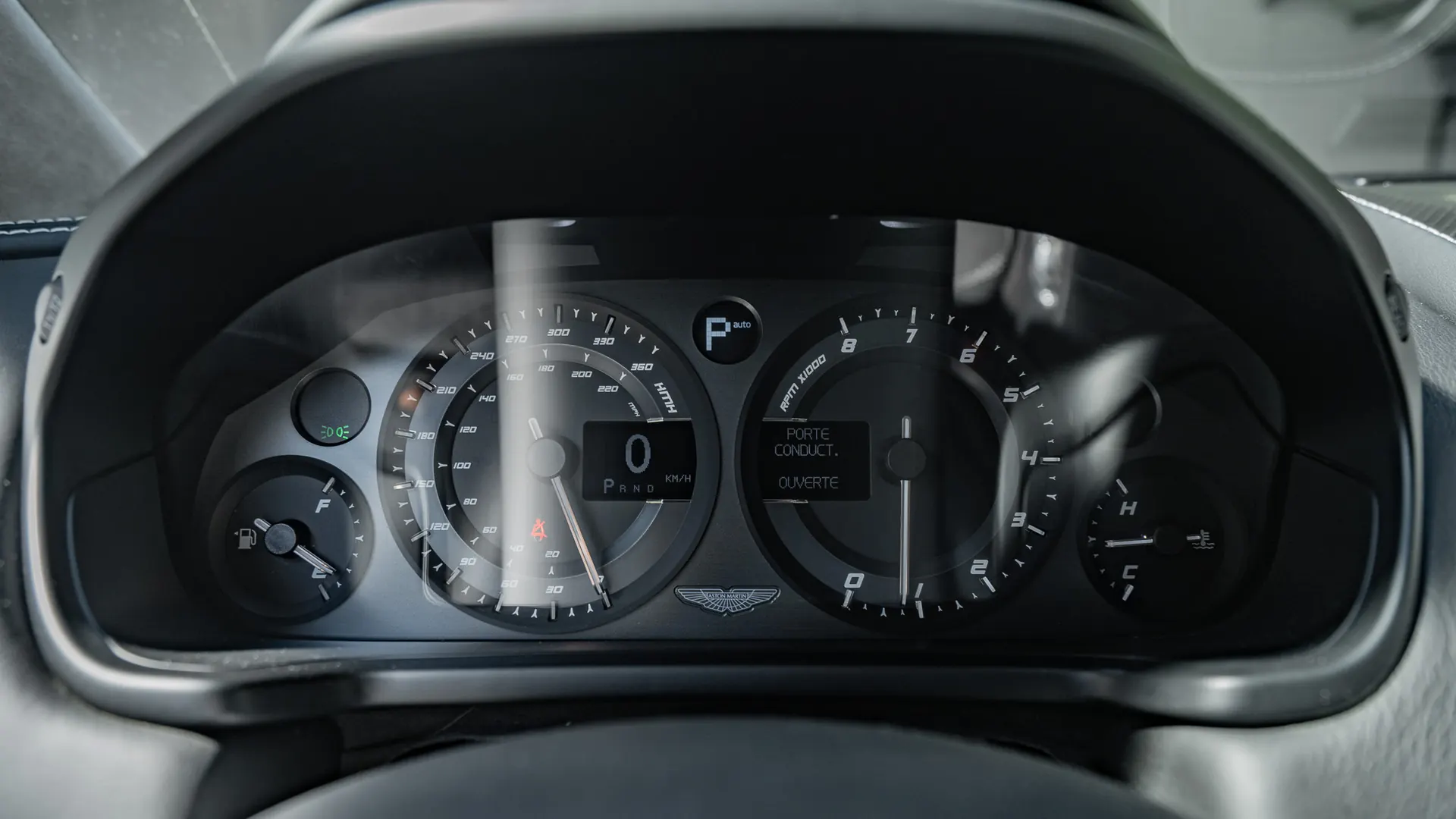 Aston Martin Vanquish — photo 16