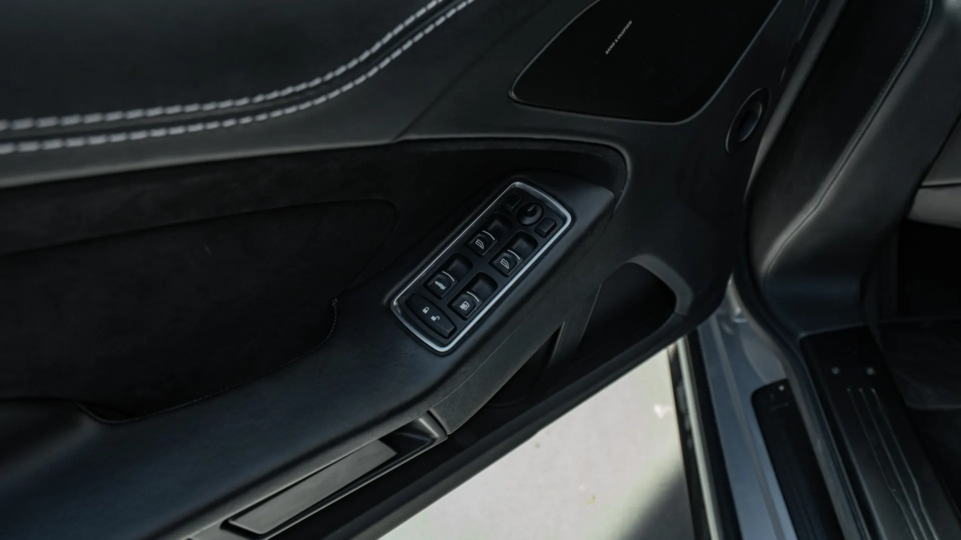 Aston Martin Vanquish — photo 29