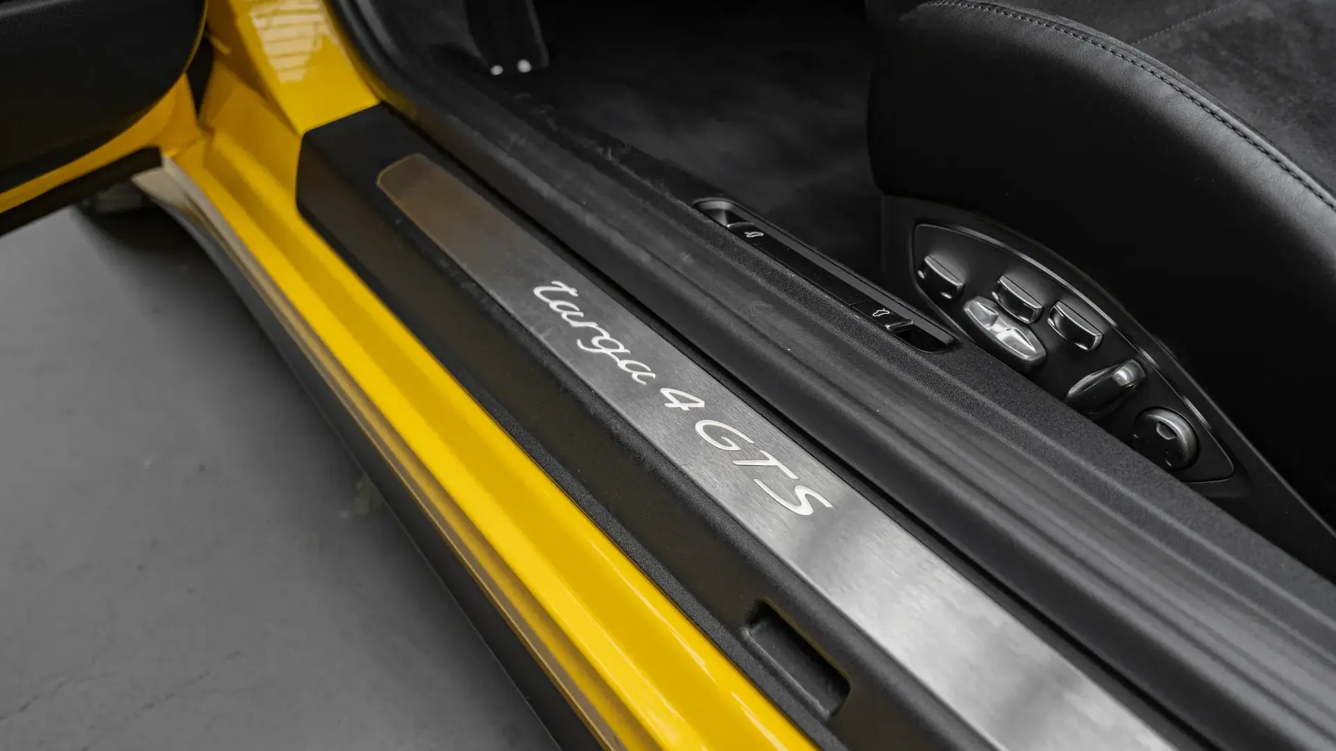 Porsche 911 — photo 32