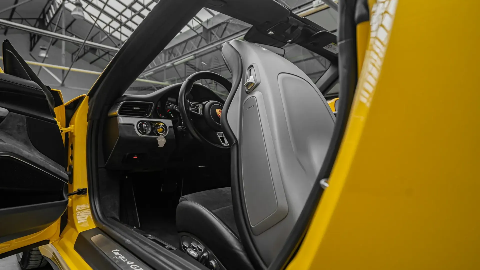 Porsche 911 — photo 13