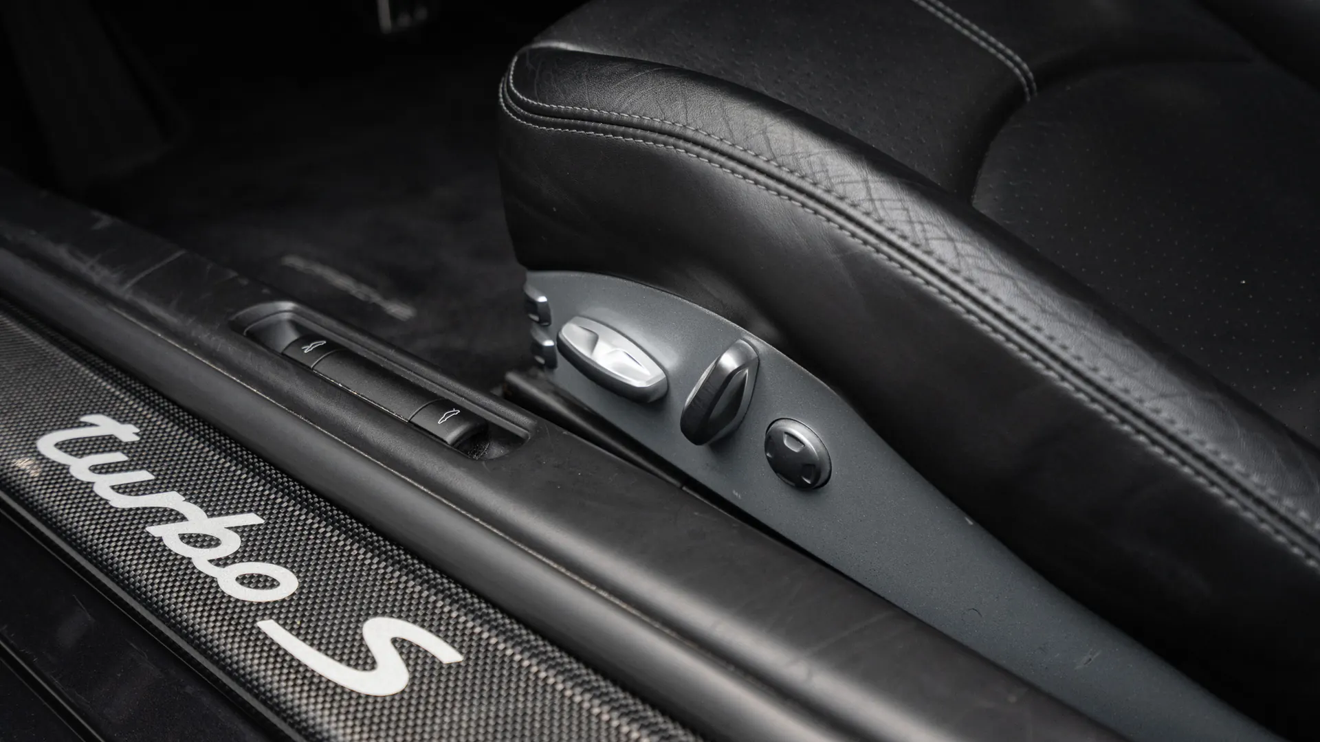 Porsche 911 — photo 26