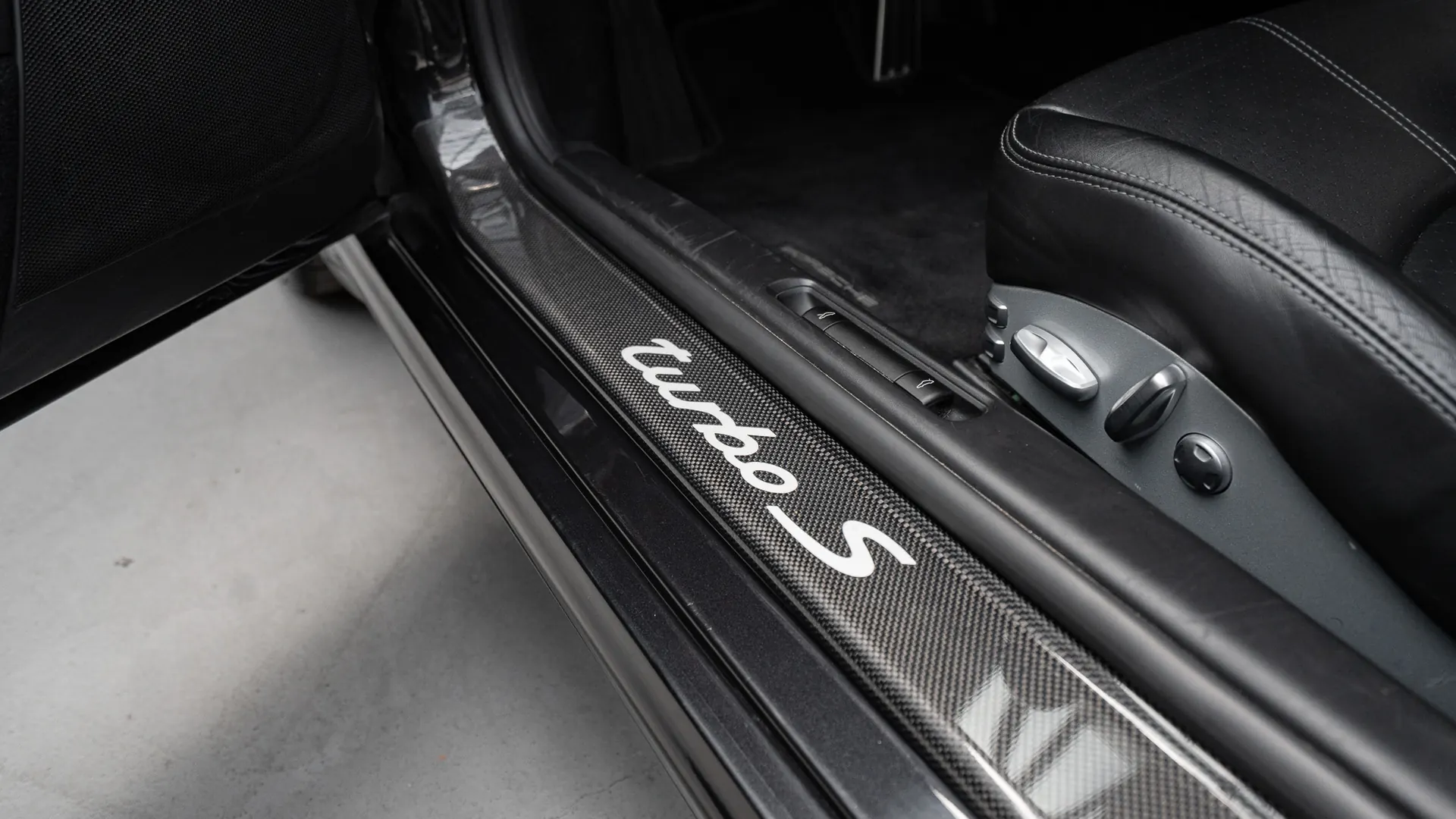 Porsche 911 — photo 25
