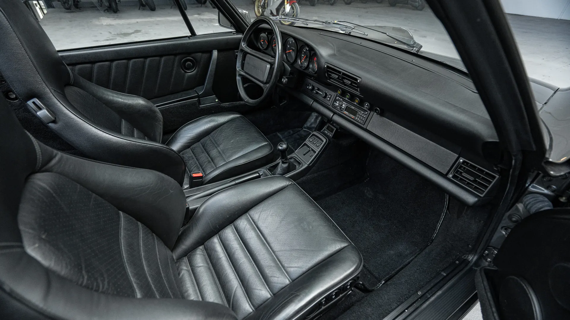 Porsche 911 — photo 17