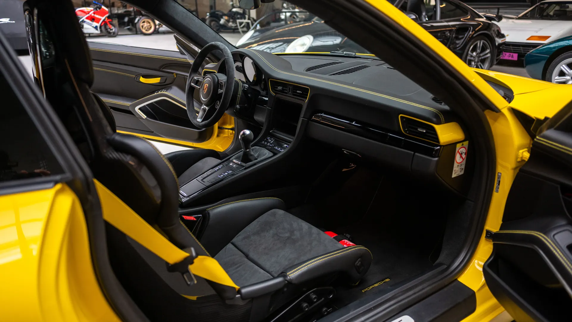 Porsche 911 — photo 32