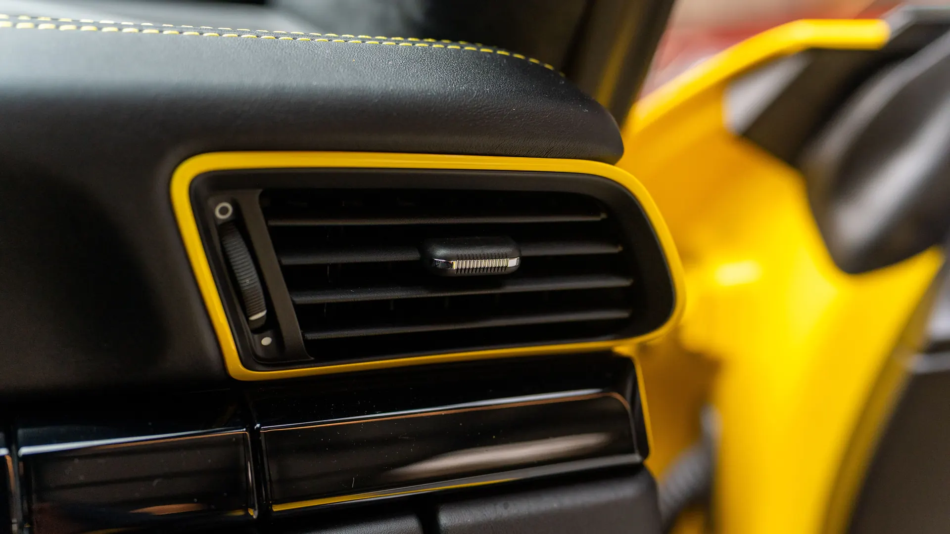 Porsche 911 — photo 28