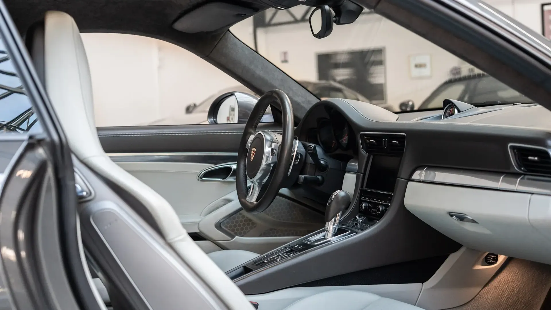 Porsche 911 — photo 31