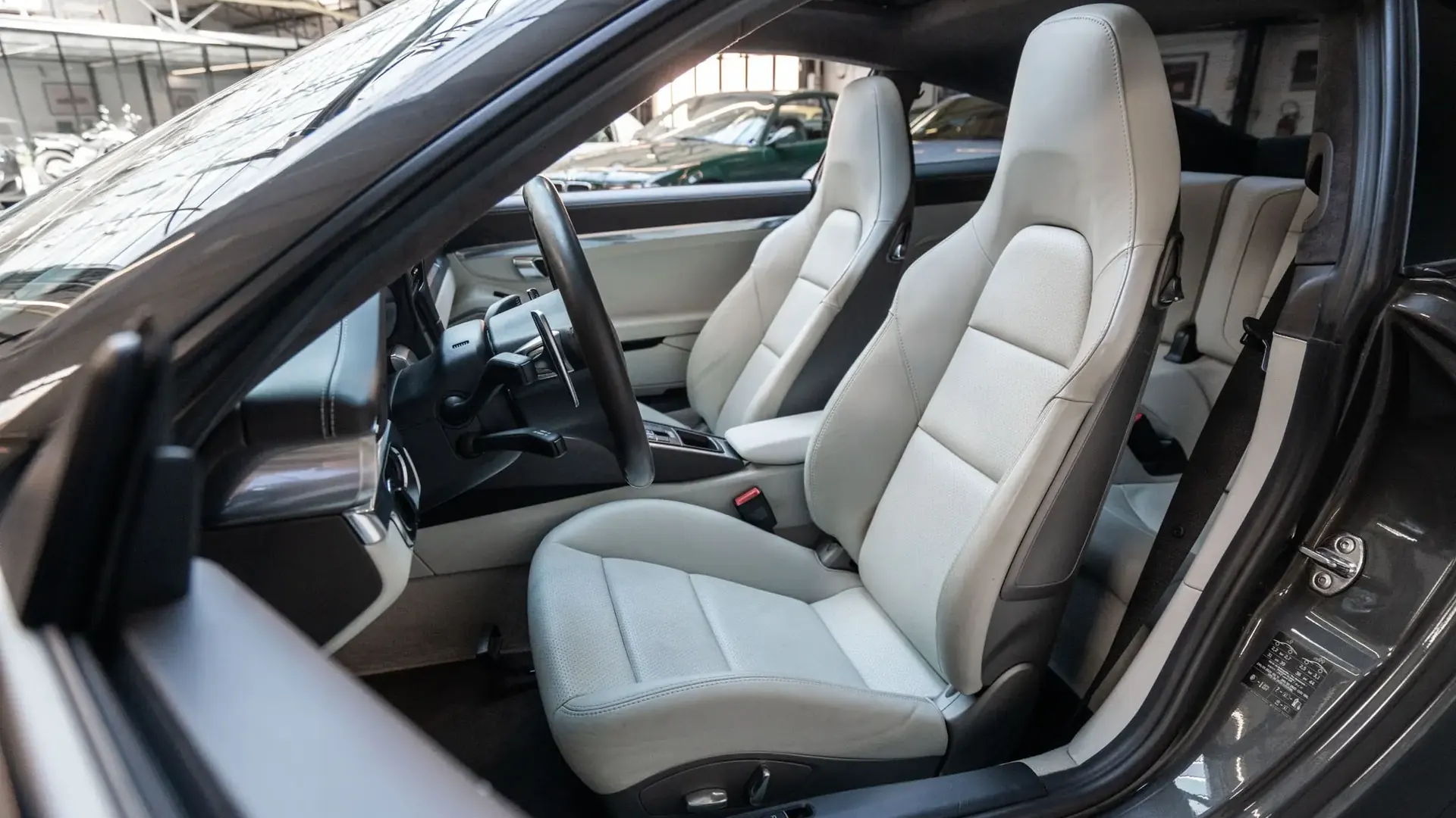 Porsche 911 — photo 12