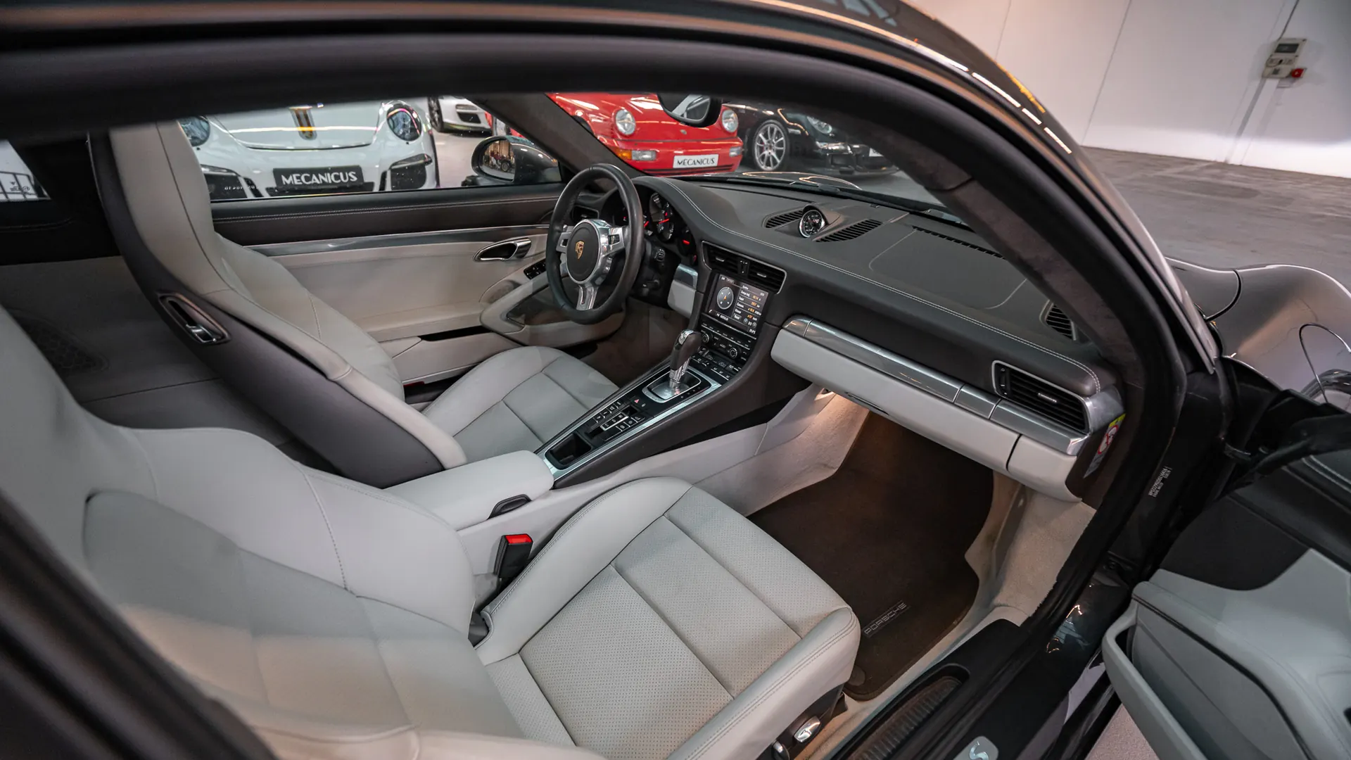Porsche 911 — photo 22