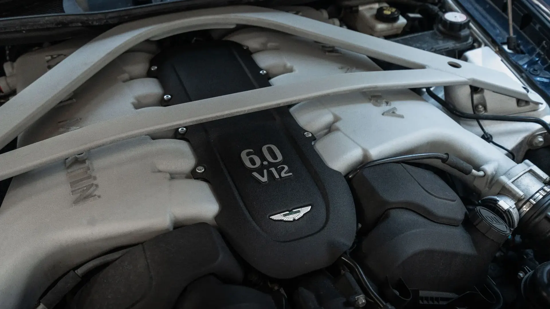 Aston Martin DB9 — photo 47
