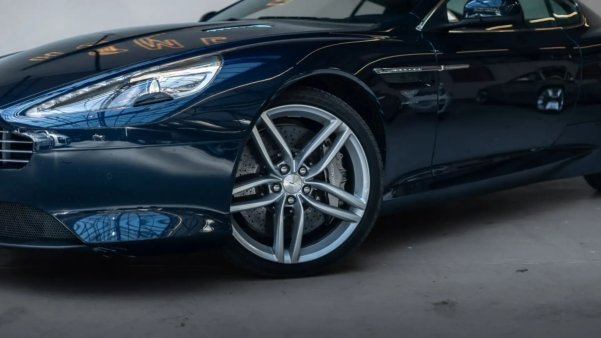 Aston Martin DB9 — photo 32