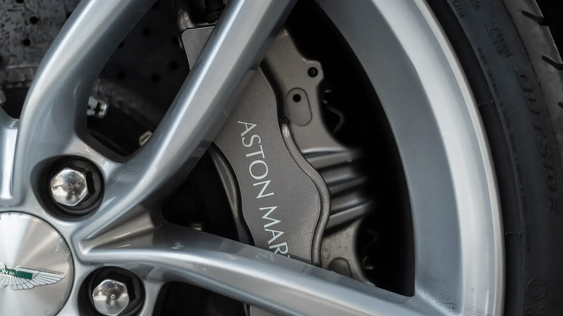 Aston Martin DB9 — photo 34