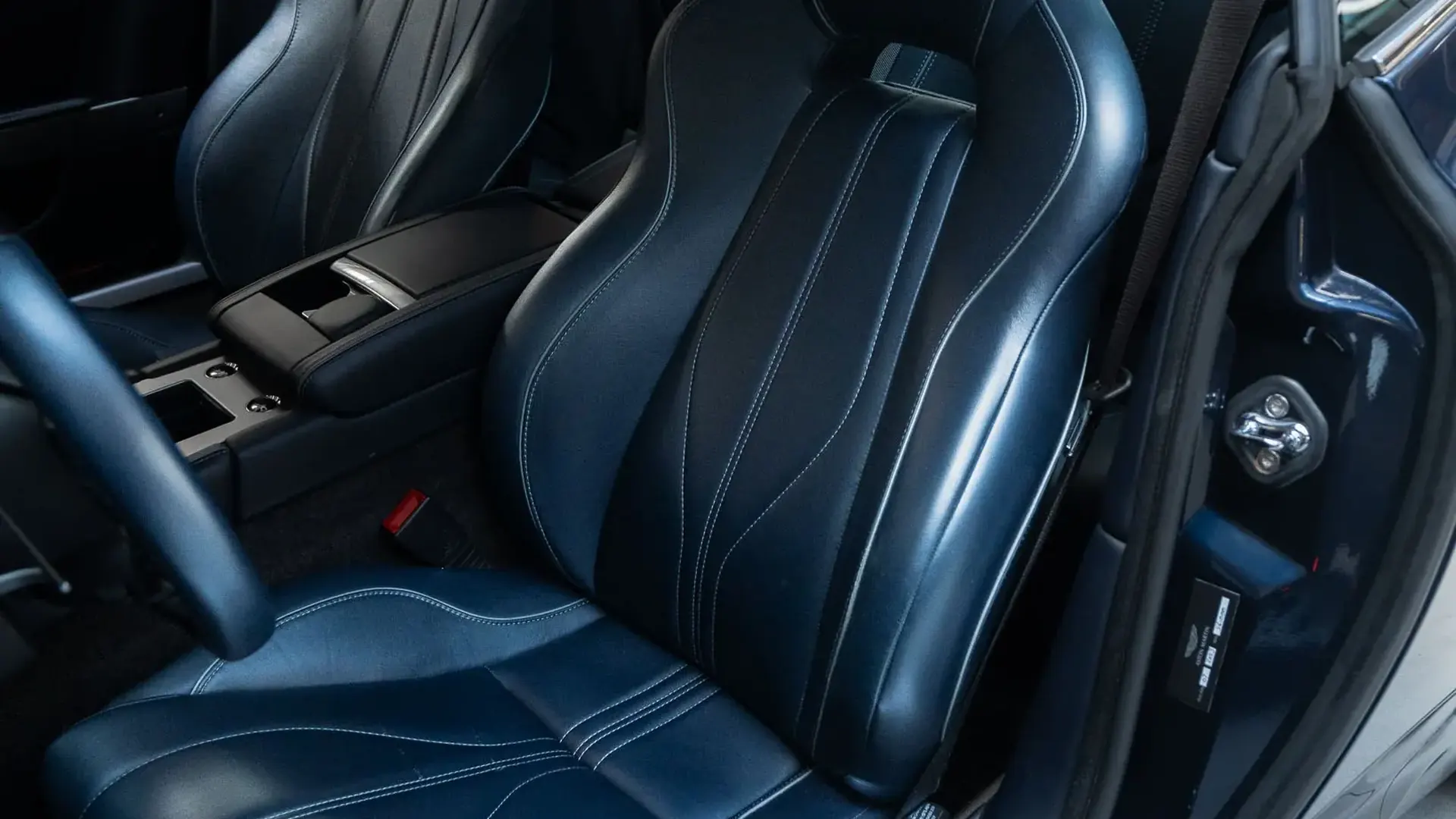 Aston Martin DB9 — photo 13