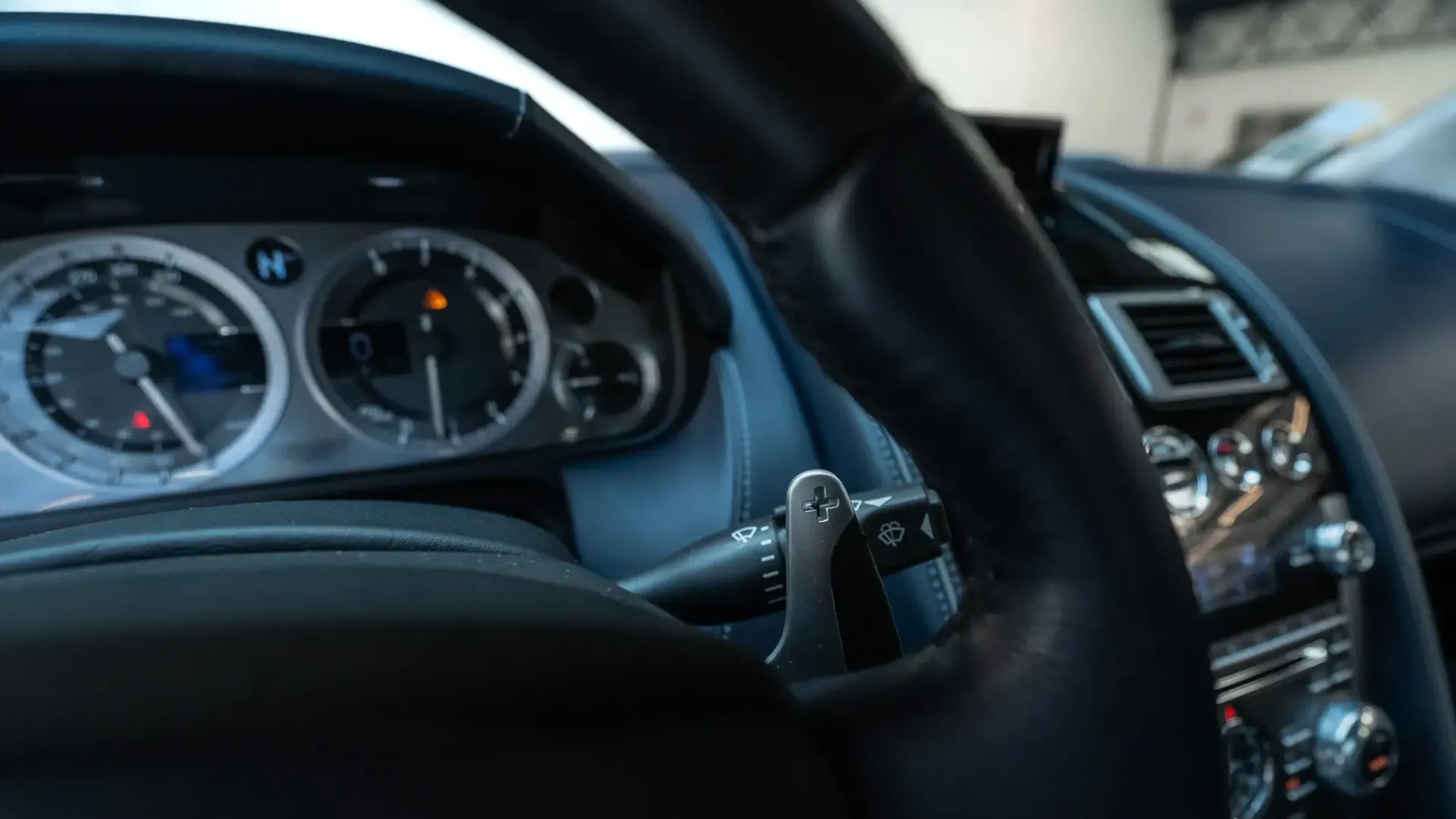 Aston Martin DB9 — photo 17
