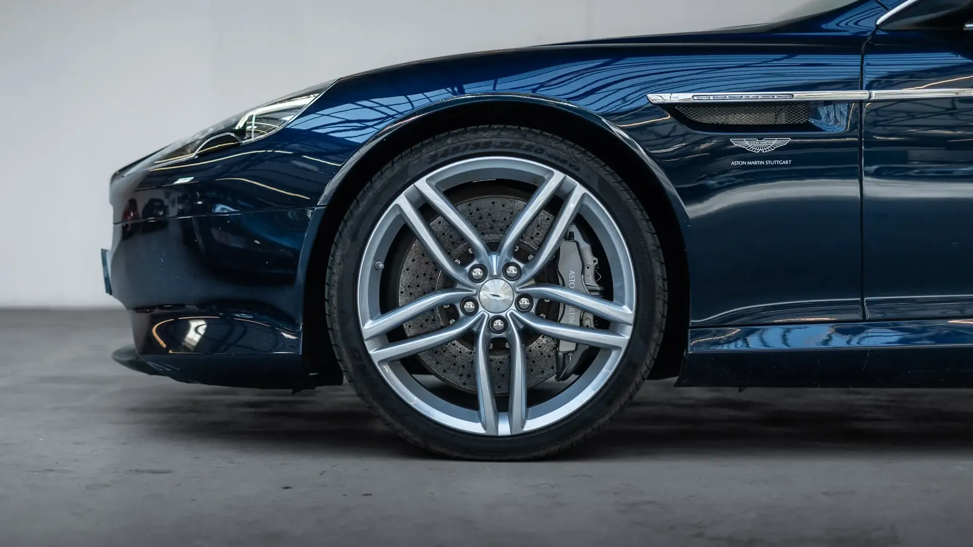 Aston Martin DB9 — photo 7