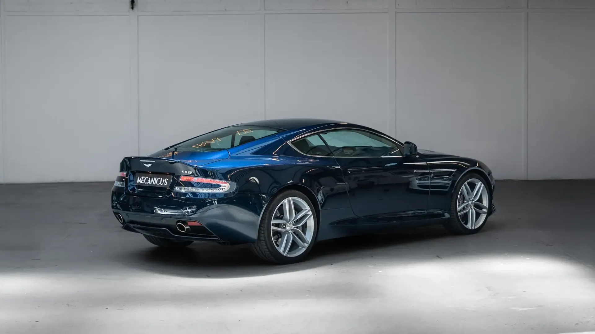 Aston Martin DB9 — photo 3