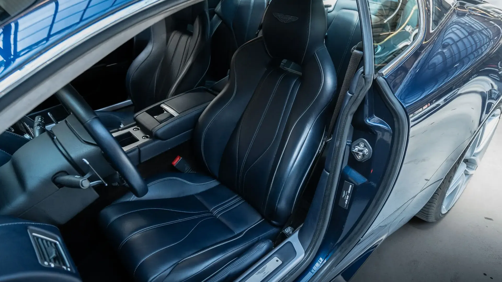 Aston Martin DB9 — photo 12