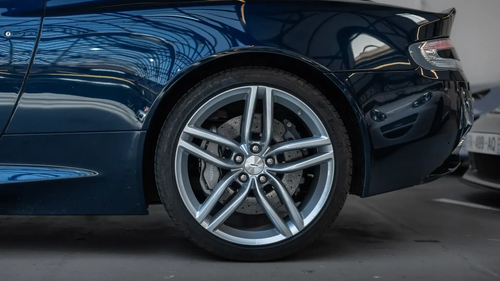 Aston Martin DB9 — photo 37