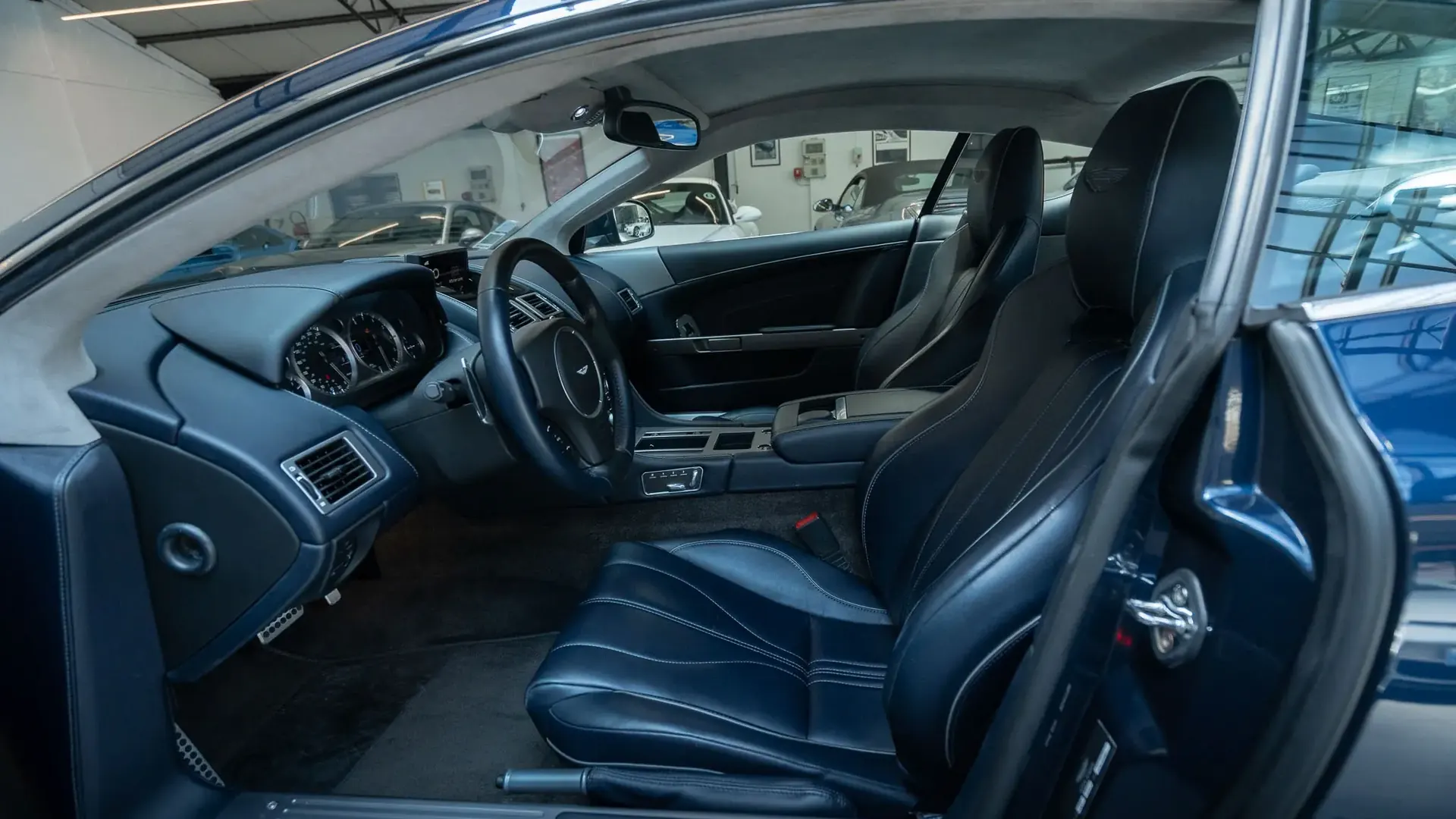 Aston Martin DB9 — photo 11