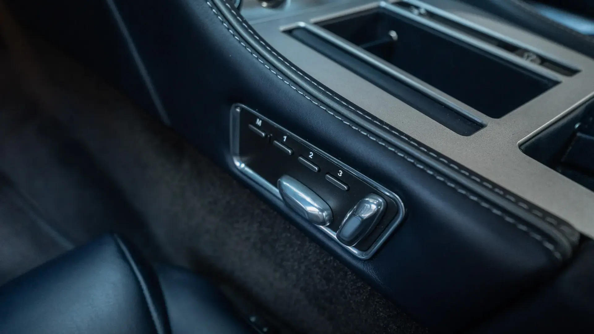Aston Martin DB9 — photo 22