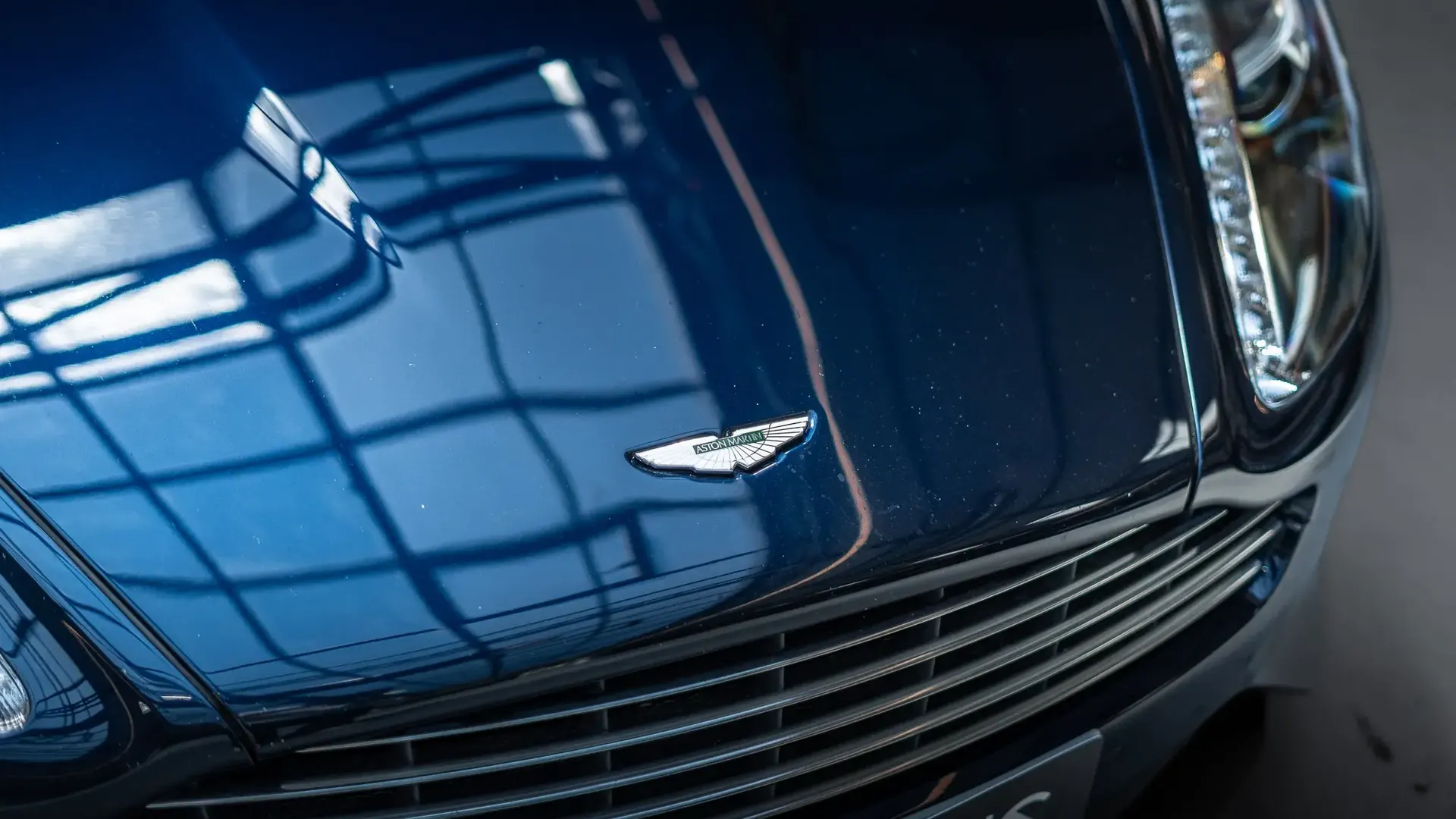 Aston Martin DB9 — photo 29