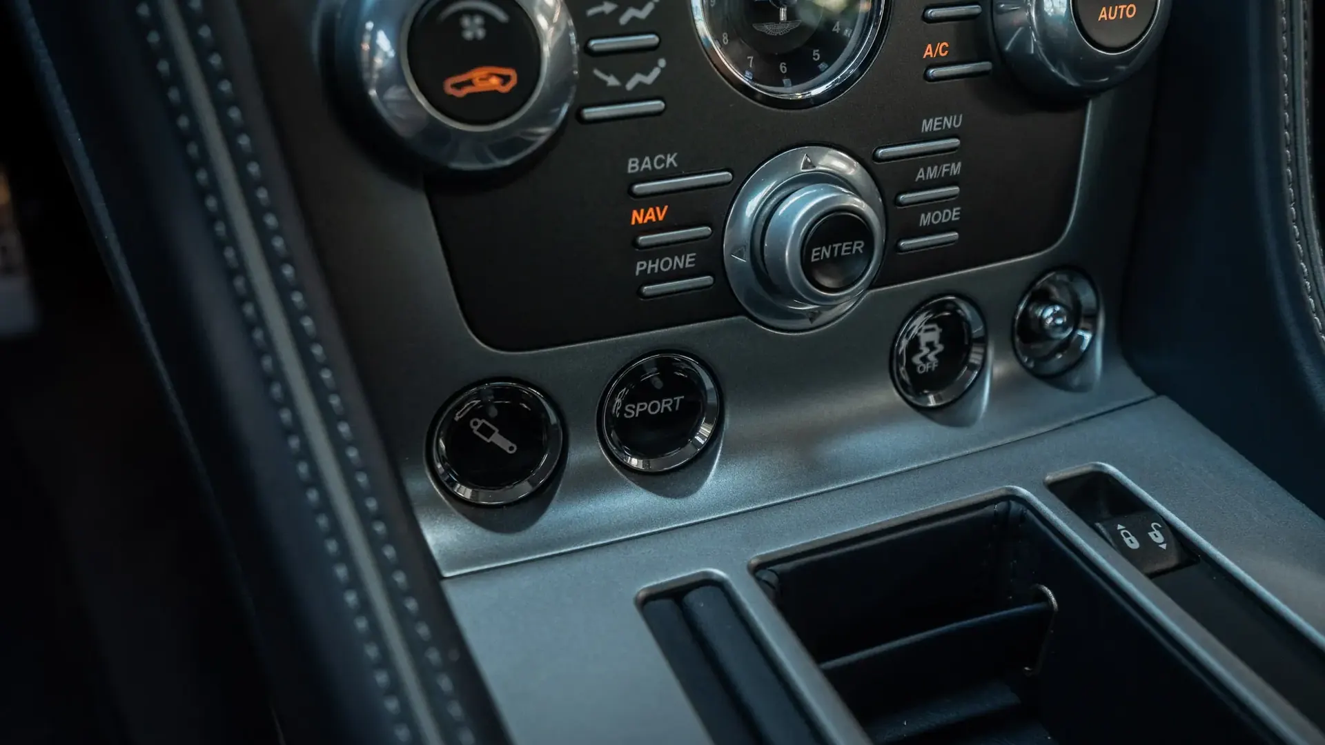Aston Martin DB9 — photo 21